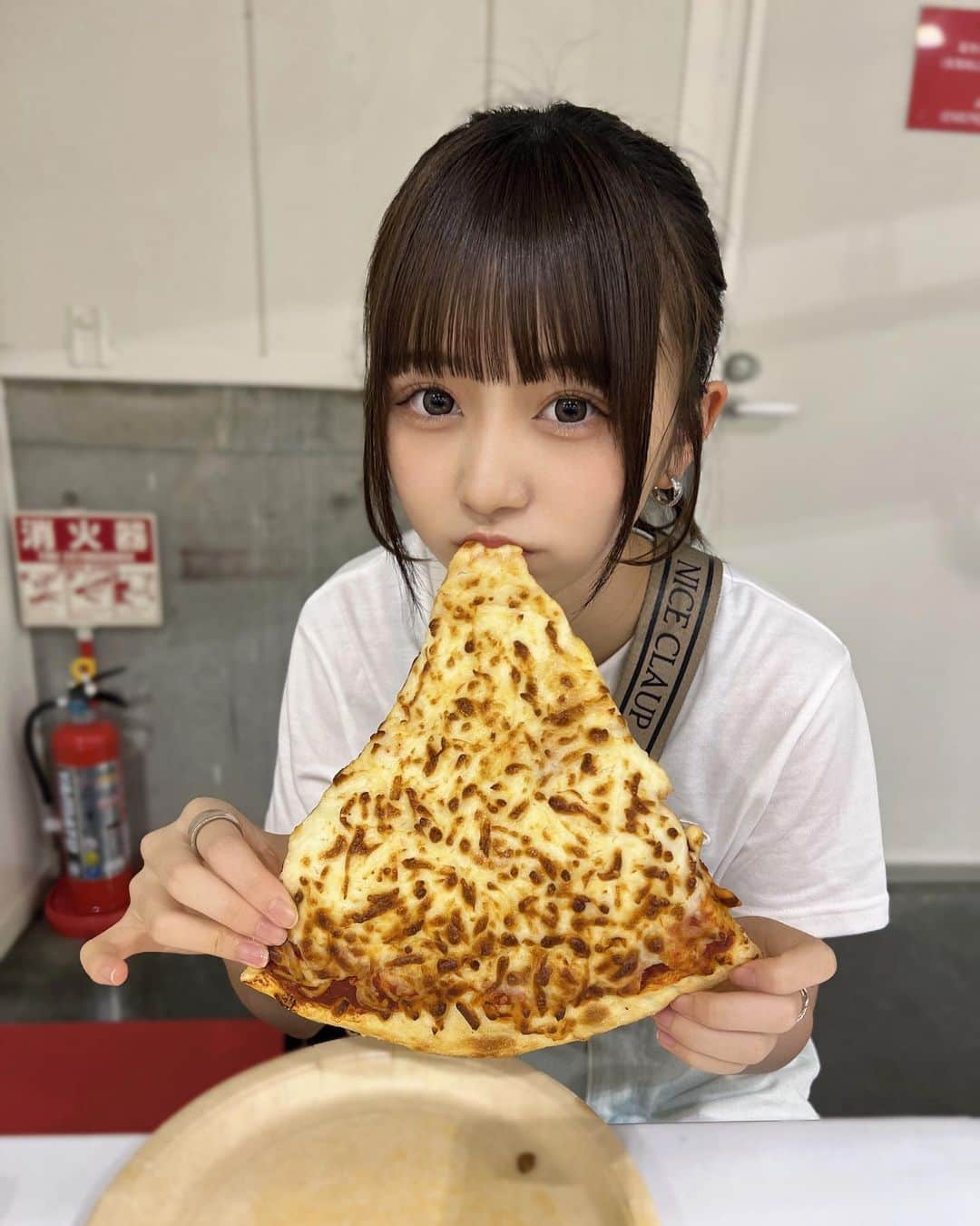 吉田佳音さんのインスタグラム写真 - (吉田佳音Instagram)「コストコ行ったら絶対ピザ食べる^_− ☆🍕  ・  ・  ・  ・  ・ #05 #jk #ljk #コストコ #ピザ #niceclaup #ポニーテール」7月30日 21時32分 - kanon_1003_