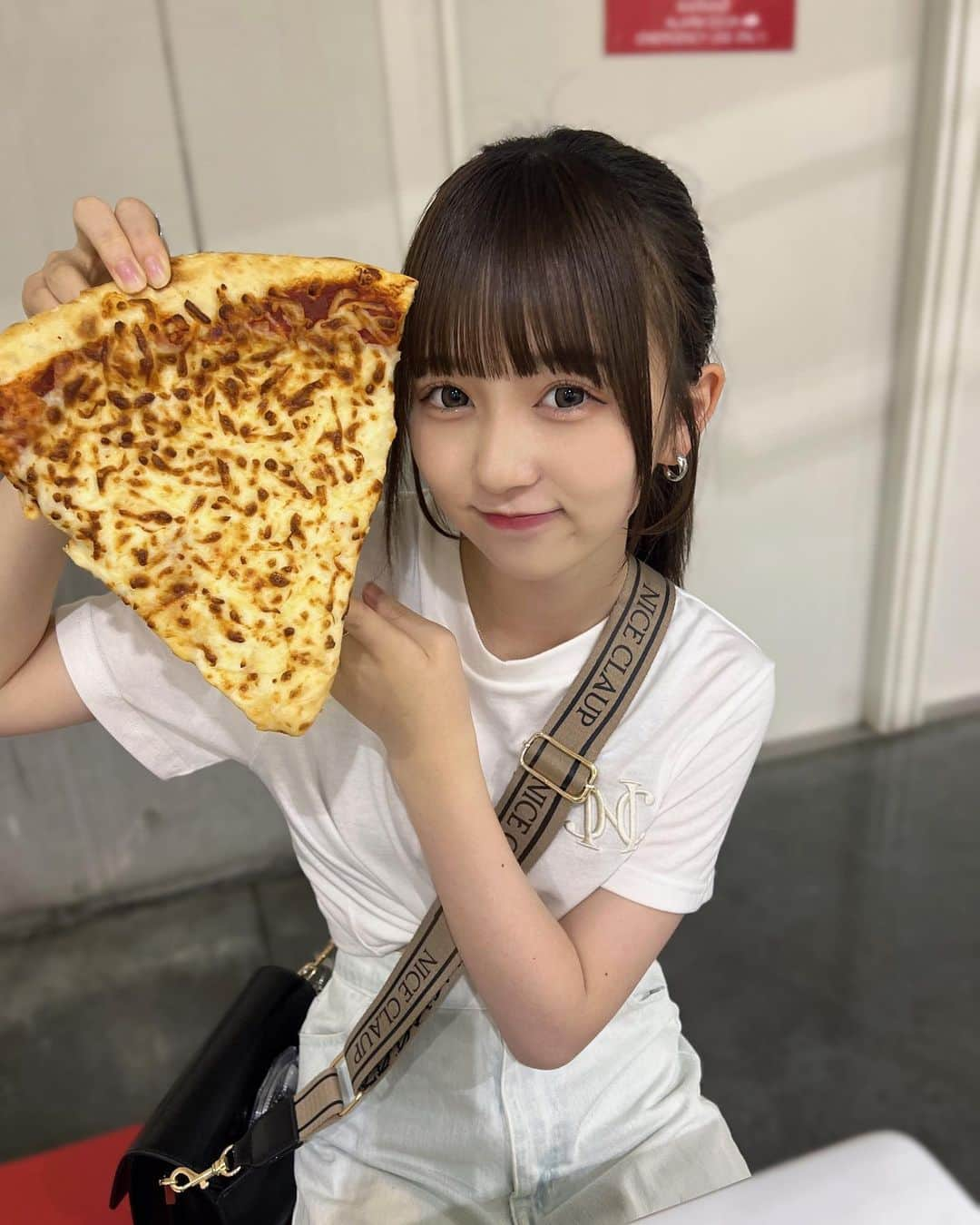 吉田佳音さんのインスタグラム写真 - (吉田佳音Instagram)「コストコ行ったら絶対ピザ食べる^_− ☆🍕  ・  ・  ・  ・  ・ #05 #jk #ljk #コストコ #ピザ #niceclaup #ポニーテール」7月30日 21時32分 - kanon_1003_