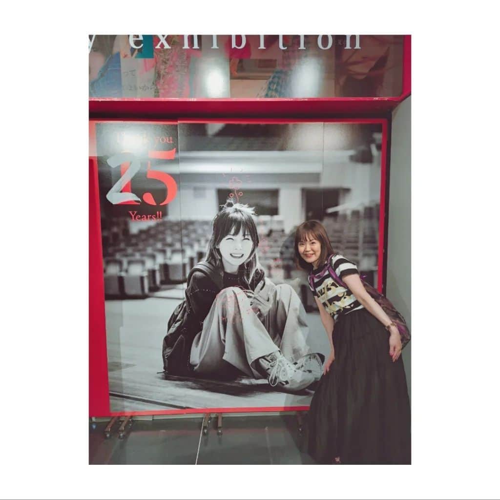川原ちかよのインスタグラム：「aikoちゃんのポップアップショップ。 タワレコ渋谷！  全作品にPOPがつけられてるって　 愛ありすぎ❤️  エスカレーター降りながら、 一生懸命、撮影していたら、 後ろにいた外国人がサムズアップ👍️してくれた(笑)  #aiko #タワーレコード渋谷店」