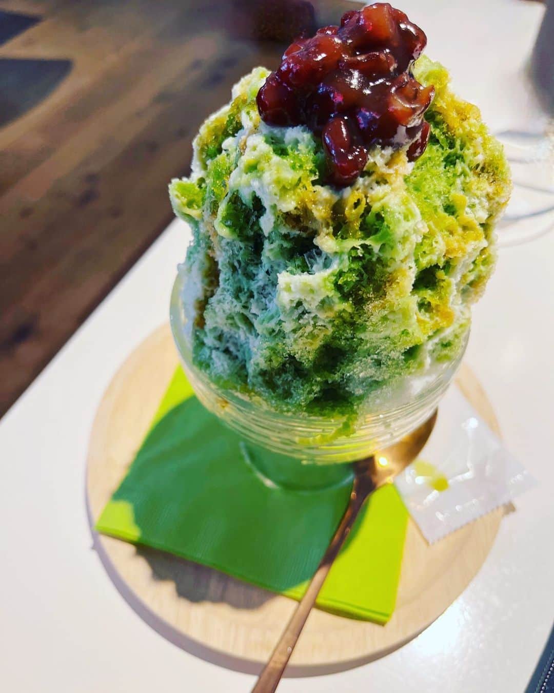 青木裕子さんのインスタグラム写真 - (青木裕子Instagram)「長男待機中に、かき氷。 1人で食べ切れたのって初めてかも。 抹茶を頼んだのって初めてかも。  美味しかった。  #夫はいつも抹茶 #私はフルーツ派なんです #いつもは」7月30日 21時35分 - yukoaoki_official