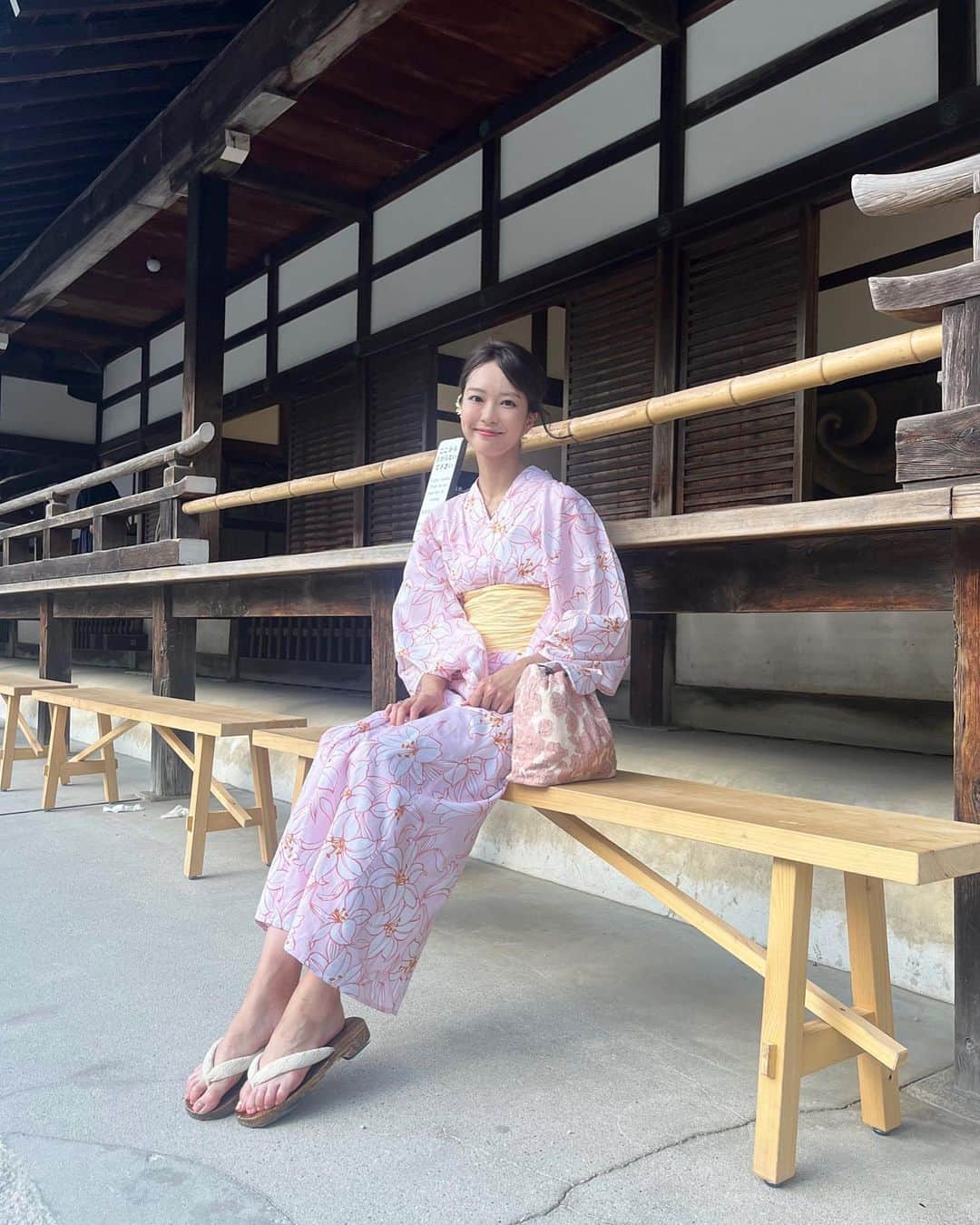 下村彩里のインスタグラム：「厳しい#暑さ が続いています。  先日アジアを横断し 日本に遊びにきたチェコ人の友人🇨🇿  日本も暑すぎるけど、 ヨーロッパ、タイ、ベトナムどこもかしこも信じられないくらい猛烈な暑さだったと 繰り返し話していました。😭  暑さを乗り切る対策だけでなく、 #地球を守る ために、何ができるか、 些細なことからでも行動にうつしていきたいです。  まだまだ続く#猛暑 。 皆さまご自愛ください。  #竹林　にいた時だけは #涼しかった.... #緑の大切さ #扇子　の偉大さ実感  #下村彩里#浴衣#京都#暑さに負けないぞ」