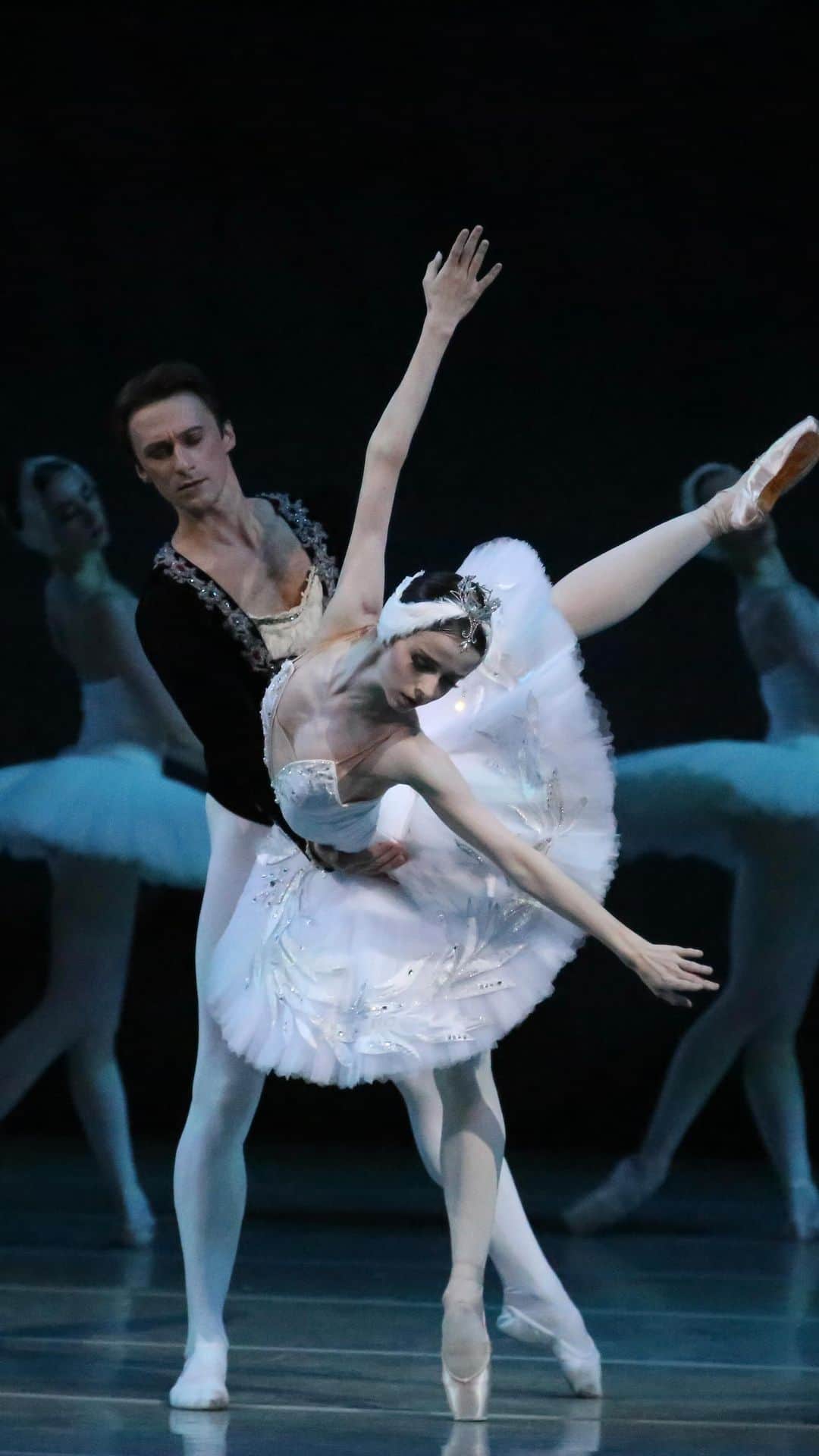 のインスタグラム：「White Adagio from “Swan Lake” - the masterpiece of masterpieces, probably the most beautiful adagio in the history of classical ballet.  It’s Odette’s story told through the most intricate choreography. What an honour to be telling my own story with these movements 💔 Thank you @philipp_stepin for your impeccable partnership 😍 Video from yesterday’s performance 🦢  Белое Адажио из «Лебединого Озера» - шедевр шедевров, наверное, самое красивое адажио в истории классического балета.  История Одетты, рассказанная точнейшим хореографическим языком. Какая честь рассказывать свою историю этими движениями 💔 Спасибо @philipp_stepin за безупречное партнерство 😍 Видео вчерашнего спектакля 🦢」
