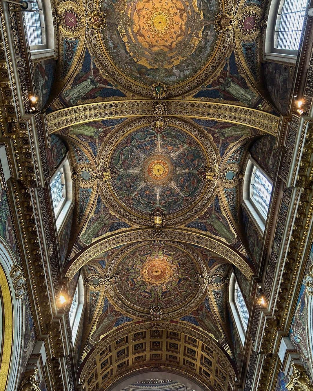 寺川里奈さんのインスタグラム写真 - (寺川里奈Instagram)「St. Paul's Cathedralへ🕊  一枚目の階段は、ハリーポッターのホグワーツの階段として撮影された場所。 ツアーの参加者のみしか入れない場所らしいけど、優しいスタッフのおじちゃんがタイミング良く見せてくれました😂🙏  二枚目は、私が子供の頃から大好きな映画、メリーポピンズに出てくる鳩のお婆ちゃんが座っていた階段🕊 何百回見たか分からない本当に大好きなメリーポピンズ。 ここは一番感動した🥺！  最後のミレニアム・ブリッジはセントポール大聖堂の近くにあるんだけど、ハリーポッターの劇中でデスイーターに壊されてしまう有名な橋です🌉  教会としても本当に美しくて、 ガイドを聞きながら一日のんびりと豊かな時間を過ごせました。  セントポール大聖堂、 また訪れたい場所の一つだな〜🕊🤍  #stpaulscathedral #harrypotter  #marypoppins #london #セントポール大聖堂」7月30日 21時45分 - rina_terakawa