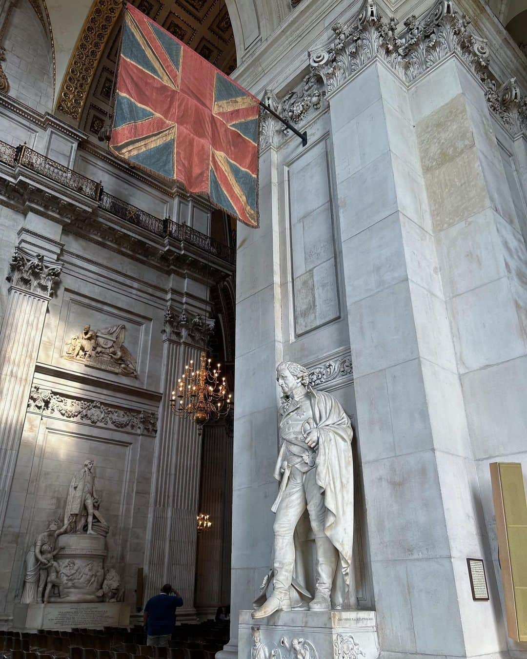 寺川里奈さんのインスタグラム写真 - (寺川里奈Instagram)「St. Paul's Cathedralへ🕊  一枚目の階段は、ハリーポッターのホグワーツの階段として撮影された場所。 ツアーの参加者のみしか入れない場所らしいけど、優しいスタッフのおじちゃんがタイミング良く見せてくれました😂🙏  二枚目は、私が子供の頃から大好きな映画、メリーポピンズに出てくる鳩のお婆ちゃんが座っていた階段🕊 何百回見たか分からない本当に大好きなメリーポピンズ。 ここは一番感動した🥺！  最後のミレニアム・ブリッジはセントポール大聖堂の近くにあるんだけど、ハリーポッターの劇中でデスイーターに壊されてしまう有名な橋です🌉  教会としても本当に美しくて、 ガイドを聞きながら一日のんびりと豊かな時間を過ごせました。  セントポール大聖堂、 また訪れたい場所の一つだな〜🕊🤍  #stpaulscathedral #harrypotter  #marypoppins #london #セントポール大聖堂」7月30日 21時45分 - rina_terakawa