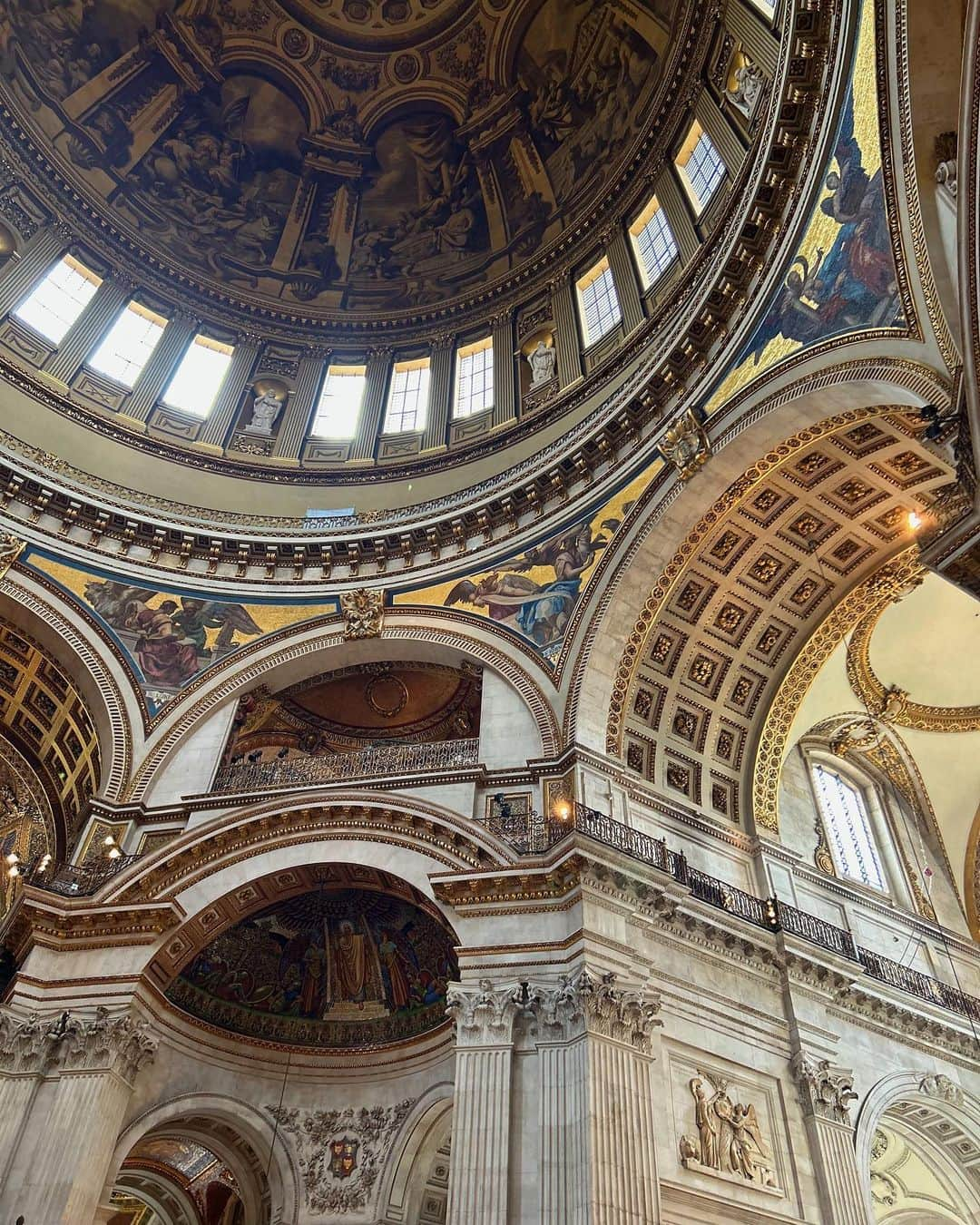 寺川里奈さんのインスタグラム写真 - (寺川里奈Instagram)「St. Paul's Cathedralへ🕊  一枚目の階段は、ハリーポッターのホグワーツの階段として撮影された場所。 ツアーの参加者のみしか入れない場所らしいけど、優しいスタッフのおじちゃんがタイミング良く見せてくれました😂🙏  二枚目は、私が子供の頃から大好きな映画、メリーポピンズに出てくる鳩のお婆ちゃんが座っていた階段🕊 何百回見たか分からない本当に大好きなメリーポピンズ。 ここは一番感動した🥺！  最後のミレニアム・ブリッジはセントポール大聖堂の近くにあるんだけど、ハリーポッターの劇中でデスイーターに壊されてしまう有名な橋です🌉  教会としても本当に美しくて、 ガイドを聞きながら一日のんびりと豊かな時間を過ごせました。  セントポール大聖堂、 また訪れたい場所の一つだな〜🕊🤍  #stpaulscathedral #harrypotter  #marypoppins #london #セントポール大聖堂」7月30日 21時45分 - rina_terakawa