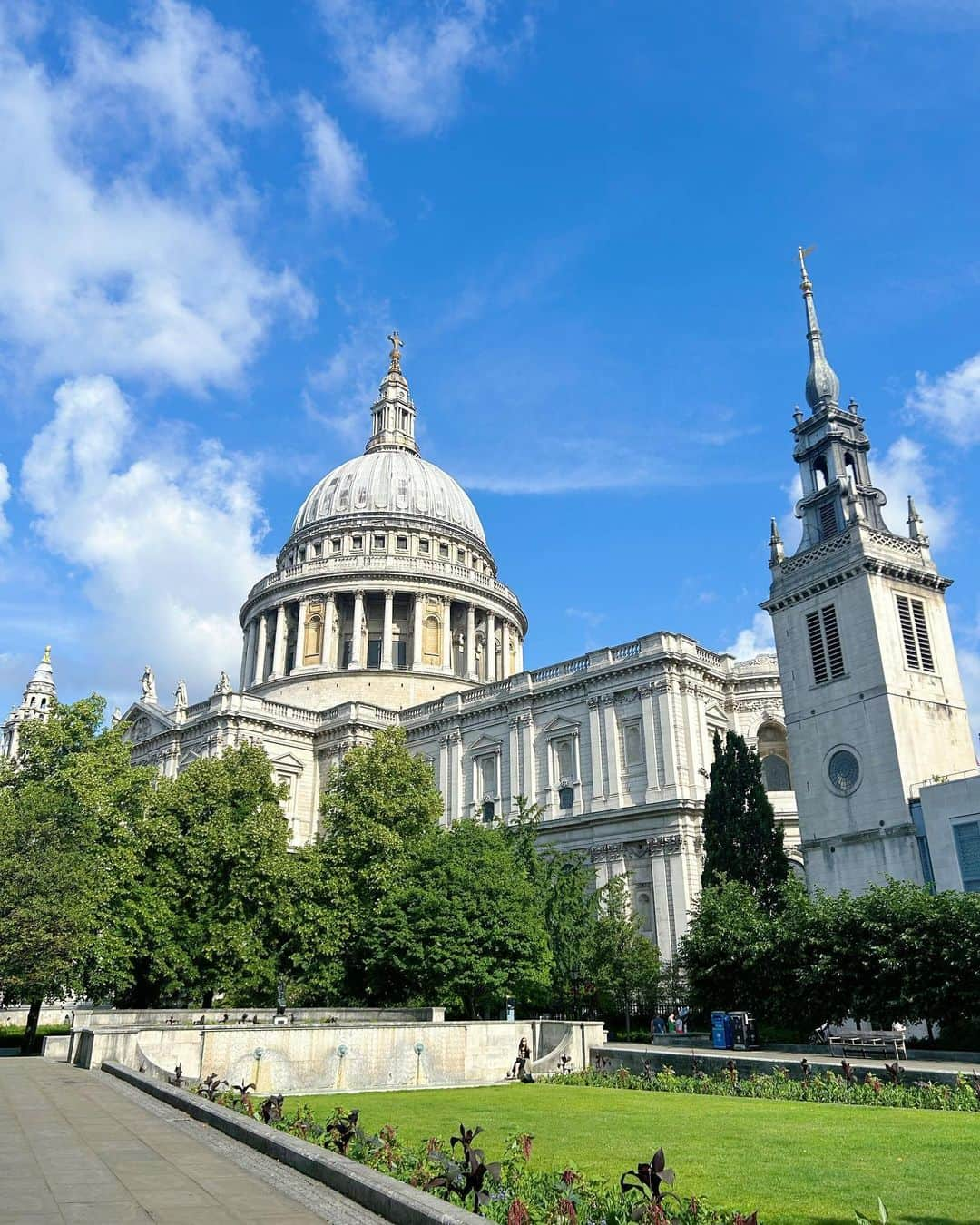 寺川里奈さんのインスタグラム写真 - (寺川里奈Instagram)「St. Paul's Cathedralへ🕊  一枚目の階段は、ハリーポッターのホグワーツの階段として撮影された場所。 ツアーの参加者のみしか入れない場所らしいけど、優しいスタッフのおじちゃんがタイミング良く見せてくれました😂🙏  二枚目は、私が子供の頃から大好きな映画、メリーポピンズに出てくる鳩のお婆ちゃんが座っていた階段🕊 何百回見たか分からない本当に大好きなメリーポピンズ。 ここは一番感動した🥺！  最後のミレニアム・ブリッジはセントポール大聖堂の近くにあるんだけど、ハリーポッターの劇中でデスイーターに壊されてしまう有名な橋です🌉  教会としても本当に美しくて、 ガイドを聞きながら一日のんびりと豊かな時間を過ごせました。  セントポール大聖堂、 また訪れたい場所の一つだな〜🕊🤍  #stpaulscathedral #harrypotter  #marypoppins #london #セントポール大聖堂」7月30日 21時45分 - rina_terakawa