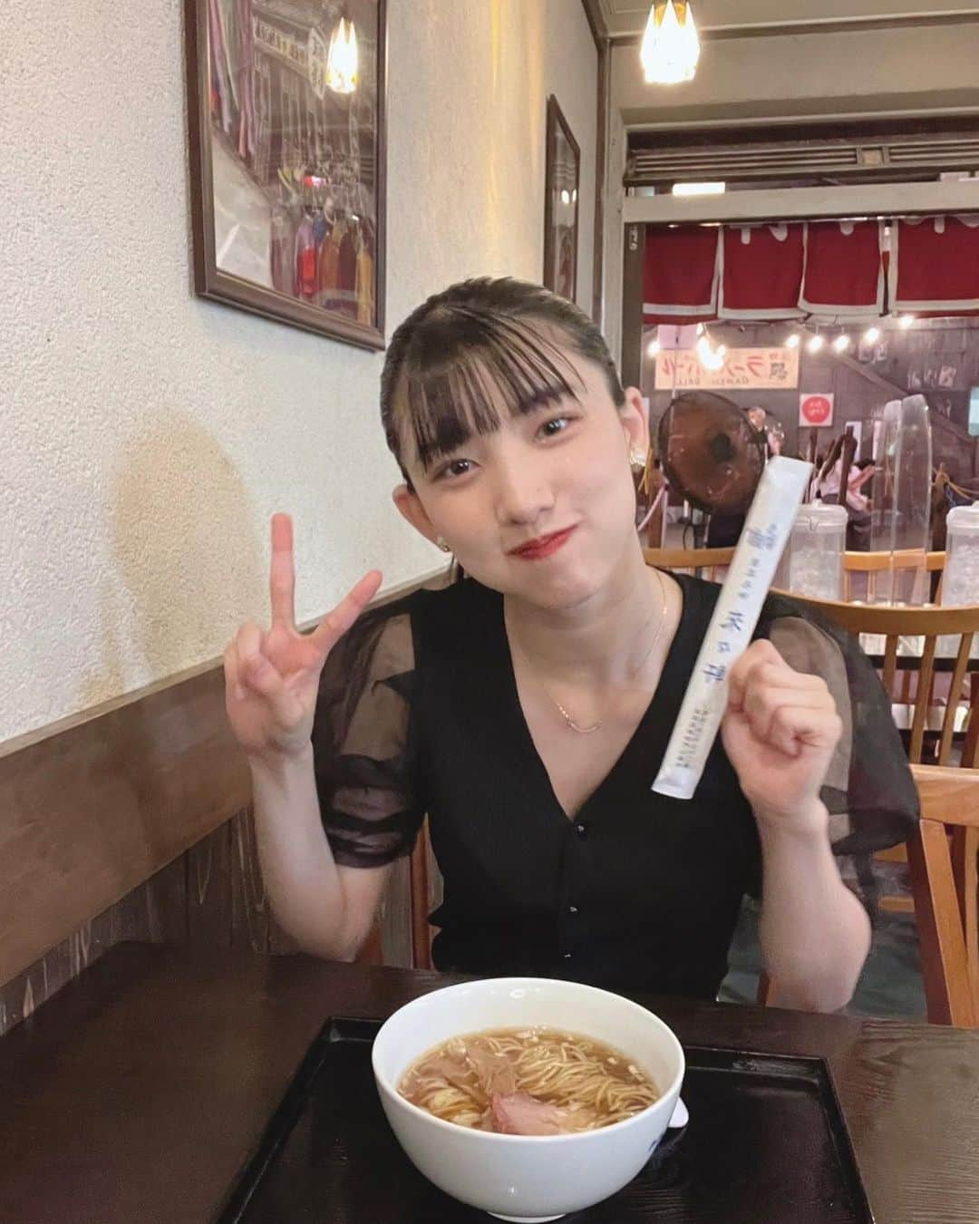 芹澤もあのインスタグラム：「ちょっと#もあのコーデ  るりちゃんと横浜のラーメン博物館に行ってきました！！！ 来々軒たべれたぁ！！！！！幸せ！ ⁡ #横浜ラーメン博物館 #来々軒 #ラーメン #高校生#高校3年生 #ljk #jk3#06#ukka #芹澤もあ」