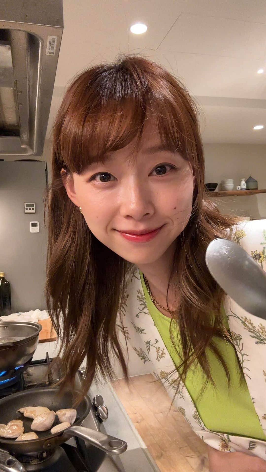 吳斐莉のインスタグラム：「（按一個太快字都還沒打就發出了🤣）  老公今天不在家 我霸佔整個家好開心😆 工作了一整天 晚上煮頓好吃的給自己 看看冰箱有雞肉 又想吃義大利麵 就把他們整合起來 小朋友才做選擇我兩個都想吃😚  15分鐘慌亂上菜 要拍攝又要煮菜真的很難耶🤣 雞肉還忘了加鹽 但只要是自己煮的都好吃💕  自己跟自己相處就是這麼簡單 跟隨自己的心 做你想做的事 與自己對話 越認識自己就越懂得愛自己💕」
