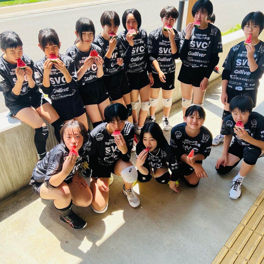 佐藤あり紗さんのインスタグラム写真 - (佐藤あり紗Instagram)「. . . 多くのスポンサーさんのおかげで 環境も整い充実した合宿ができました🥹 . スイカもお友達のほっそがサポートしてくれました🍉 秋田県産🍉✨️ありがとー(((o(*ﾟ▽ﾟ*)o))) . 合宿内容はまたのせます🍇 . ～企業～ 20口(￥60.000) 株式会社AOIconnect  ～個人～ 10口(￥30.000) 菱沼隆  7口(￥21.000) こむちゃん 安居伸義  5口(￥15.000) イムチャンフン 🍏  3口(9.000) 金澤智行 佐野寬通  2口(6.000) 根子吉人 宇浦 隆通 川奈野圭 本間直幸 桑村裕次  1口(3.000) 斎藤ひろみ 勝田広基 改森秀樹 柴田 裕正 立石 拳梧 佐浦 正幸 佐浦干晴 柴田裕正 阿部貴之 キクチマナブ 宇佐見康人 オガール . . #佐藤あり紗バレーボールキャンプ  #オガール #バレーボール #佐藤あり紗」7月30日 21時39分 - arisa_chu