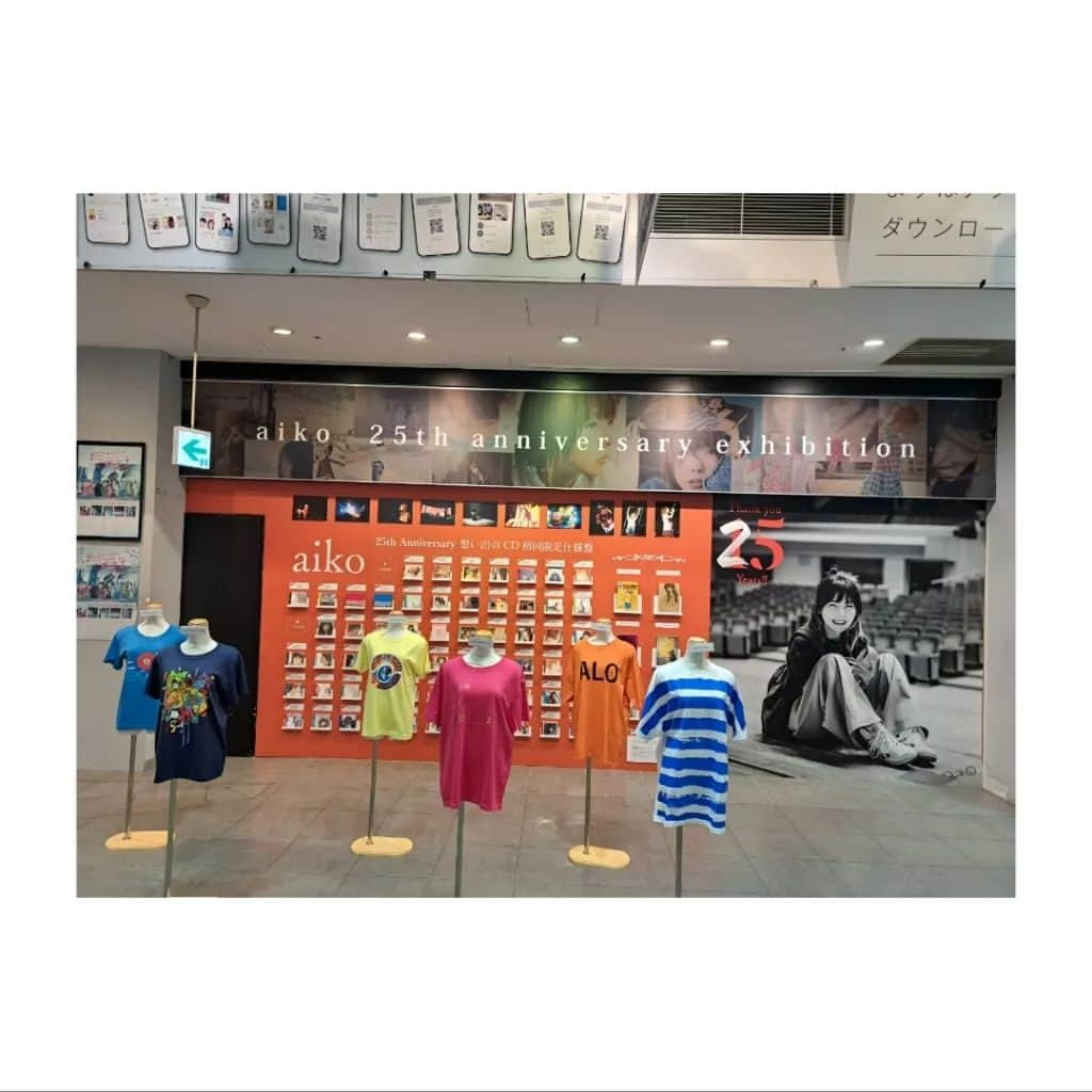 川原ちかよさんのインスタグラム写真 - (川原ちかよInstagram)「aikoちゃんのポップアップショップ。 SHIBUYA TSUTAYA！  居合わせたファンの人たち、 写真を撮り合ったり、 被らないように場所を譲り合ったり、 皆、優しくて、愛が溢れてた❤️  #aiko #shibuyatsutaya」7月30日 21時39分 - chikayo_baby