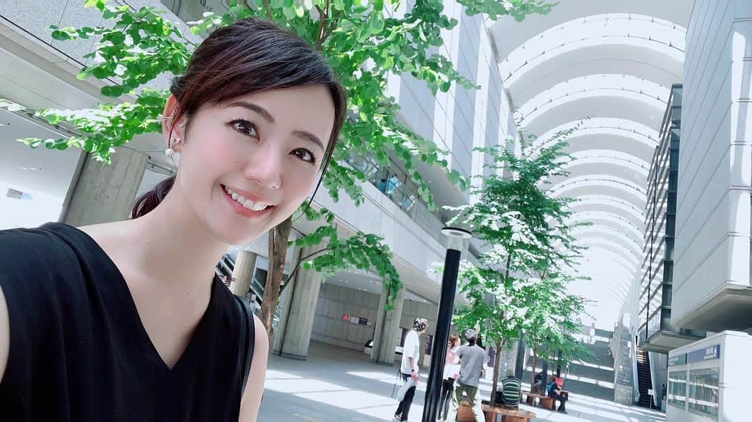 三井智映子のインスタグラム：「先週の相場を振り返りましょう。 先週の米市場で主要3指数は揃って上昇。 ダウ平均は26日まで13日続伸となり、13連騰は1987年1月以来の連続上昇でした。  注目されたFOMCでは市場の予測通り0.25%の利上げとなり、政策金利の誘導目標が年5.50%を上限(22年ぶりの高水準)とすることが決定されました。 パウエルFRB議長の会見では、 経済指標や物価上昇の見通し、リスクなどを総合的に判断するとしており、 9月の会合で政策金利を据え置く可能性を否定しませんでしたが、無風通過という印象です。 とはいえ足元の経済指標を見てみるとインフレ関連の経済指標が市場予想を下振れるものも多く！インフレの封じ込めに成功しているといえるのでは。 ソフトランディング、もしくはノーランディングで利上げが終了する可能性があります。 　 ECBは政策金利が予想通り0.25％利上げとなりましたが、 ラガルド総裁の発言に注目すると、データ次第、利上げするかもしれない見送るかもしれないとしており、それまではかなりタカ派だったので、中立シフトしたイメージです。 つまりデータ次第ではEUの利上げの終わりも見えて来るということかと。  日銀金融政策決定会合では、 YCCの運用の柔軟化を決定。長短金利操作の修正、長期金利の変動上限は現在の0.5％程度を維持しながら市場動向に応じ0.5％を一定程度超えても容認する(急激な場合は金利上昇を抑える)という運用を行うことを決定しました。 午前2時に日経電子版の報道があったことに驚かれた方も多かったのでは。  つまり欧米は利上げ停止方向に、日本は利上げ方向に動いていると言う転換点だといえるかと思います。 グローバル株の代表的な運用指標のMSCI全世界株指数は高値を追っている状況で、 世界的な株高だと言えるでしょう。  アメリカでは28日に発表の6月の米個人消費支出（PCE）物価指数でコア指数が前年同月比4.1%上昇と市場予想を下振れし、前月からも減速したことなどから、 インフレが減速し、FRBの利上げ後退観測の強まりも買材料となったほか 足元で企業業績の改善への期待も相場を支えているようです。 週末28日の米市場は上昇し、ダウ平均は、前日比176ドル57セント高の3万5459ドル29セントと反発しています。 日経平均は週足では455円の上昇でした。 また先週は中国株も上昇。 中国共産党中央政治局の会議で内需拡大に注力するなど政策期待の高まりから中国株が買われました。  #投資家さんと繋がりたい  #相場まとめ #ファンダメンタルズ分析」