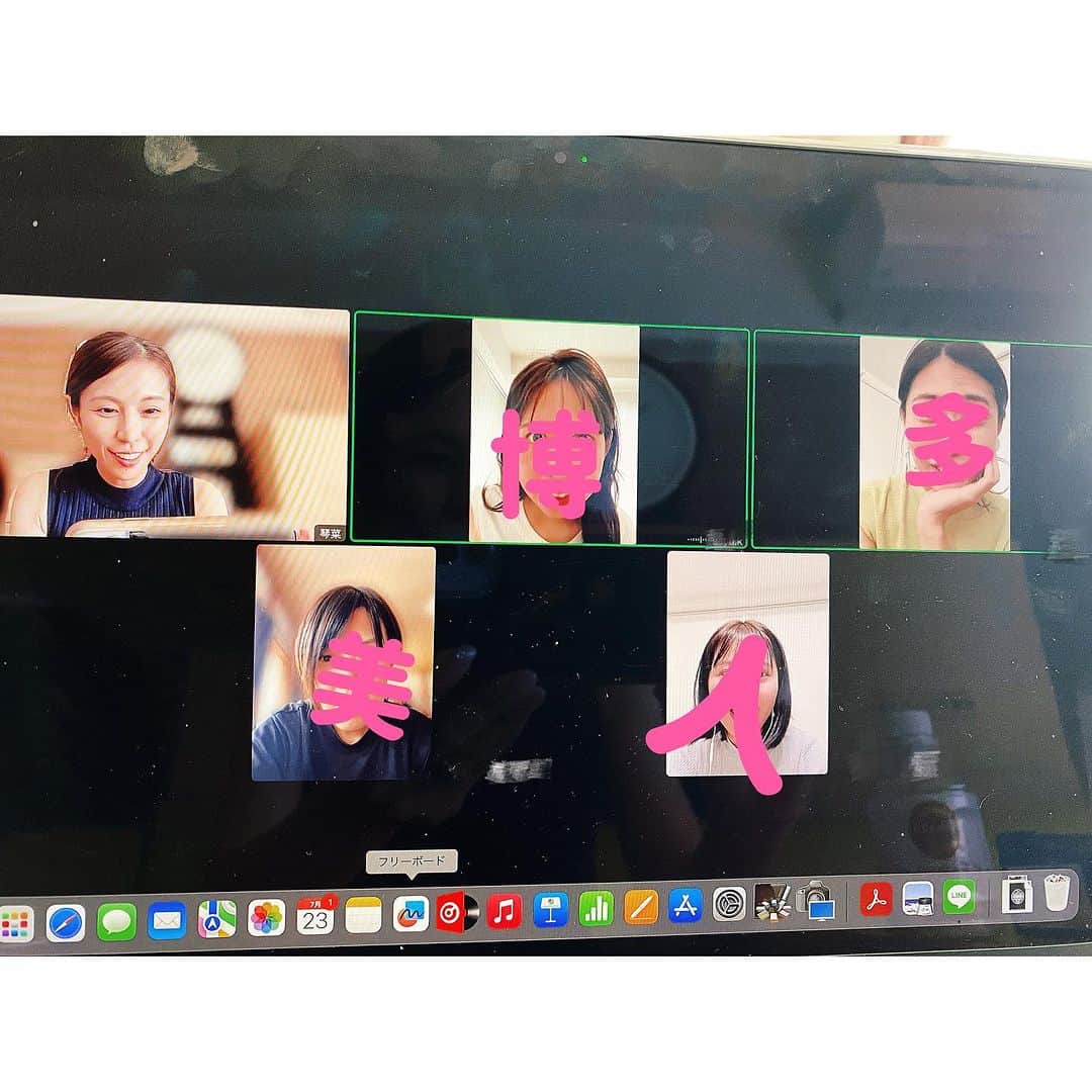 琴菜さんのインスタグラム写真 - (琴菜Instagram)「みなさん、老後のことは考えてますか？ 私はこの間、大学時代の福岡の仲間と3時間くらいオンラインした❤️  私の人生設計をお話しします。  50代までは子育てと仕事を頑張る💪🏻😤同時に主人の会社OHから独立する💪🏻 60代、主人と日本一周の旅。 70代、主人とイタリアで暮らす。 80代、福岡の老人ホームに入る。←ここが重要！！  まあ正直、80代まではなんとなーくで良いとして、80代は大学時代の仲間と五人で、同じ老人ホームに入ろうと約束したw 主人が生きている間は同じ老人ホームに入って、バイバイした後、私は福岡の老人ホームに入ると。(主人より長く生きる前提。だって主人より先に私が居なくなっちゃったら、絶対祐太くん寂しくて可哀想だもん)。  で、同じ老人ホームに入る条件として、みんな80代のおばあちゃんらしい姿であること。 もちろんインプラントとかは禁止wwwでも入れ歯はOK😊 誰かが認知症になったら、みんなで貼り紙書きまくるとかね。 そんな爆笑トークをしながらも  「それまでみんな元気に長生きしてね！」 という、深いまとめに繋がった🥺  老後の楽しみが出来たから 私はまだまだ頑張ります💓💓💓  とんでもない会話をしてる最中に、なぜか主人も参加。  吉沢亮くんと、山田裕貴くんがかっこいねって会話で締めた🖐️  #オンライン　#福岡　#博多　#西南学院大学　#法学部　#四年間ずっと一緒に過ごしたメンバー　#老後について」7月30日 21時40分 - dj_singer_kotona
