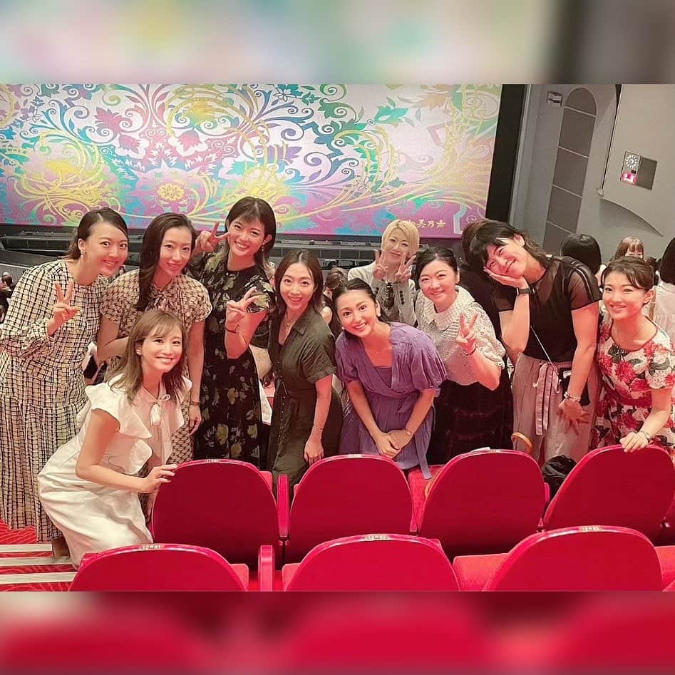 愛風ゆめのインスタグラム：「うわぁーん、載せ忘れ🫣 私たち、94期生👯‍♀️❤️久々会えた⭕️  #月組#meandmygirl #初舞台 #宝塚音楽学校#創立110周年記念 #宝塚大劇場#94期#同期 #集合写真 #takarazukamusicschool #takarazuka #94th」