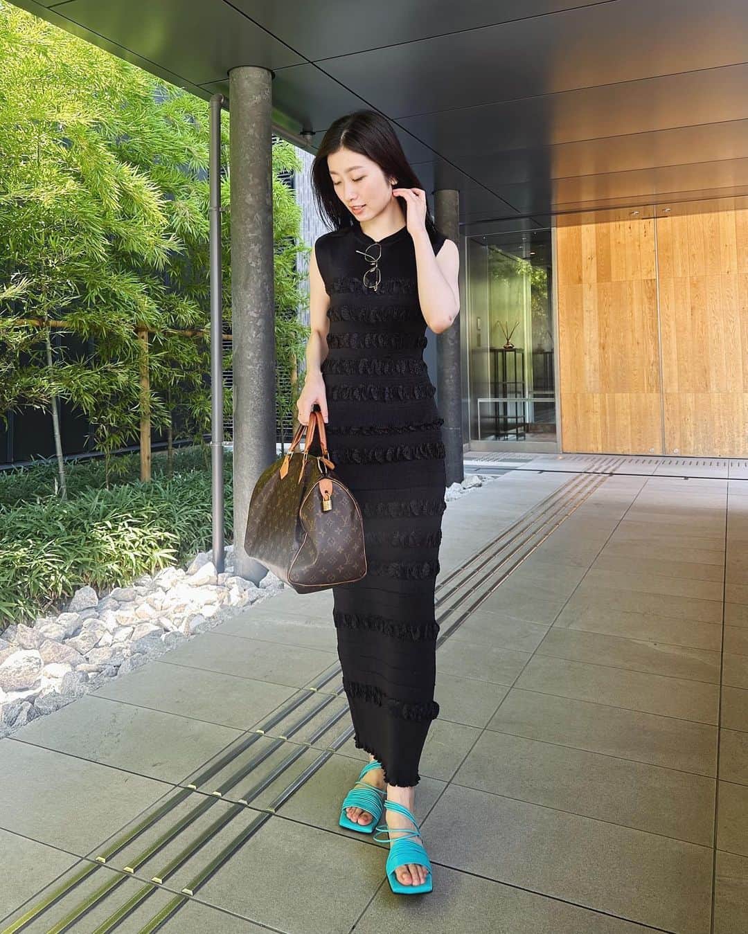 福井千佳のインスタグラム：「. . . うふ😚 . . . 顔も煩いのに 服もフリフリ靴も派手でめっちゃ煩い⭐︎ って言われたお服。 . . tops/skirt @adametrope  sandal @laurence.shoes  bag @louisvuitton  . . . #ホカンス#ホカンスコーデ#セットアップコーデ#オザキプリーツ」