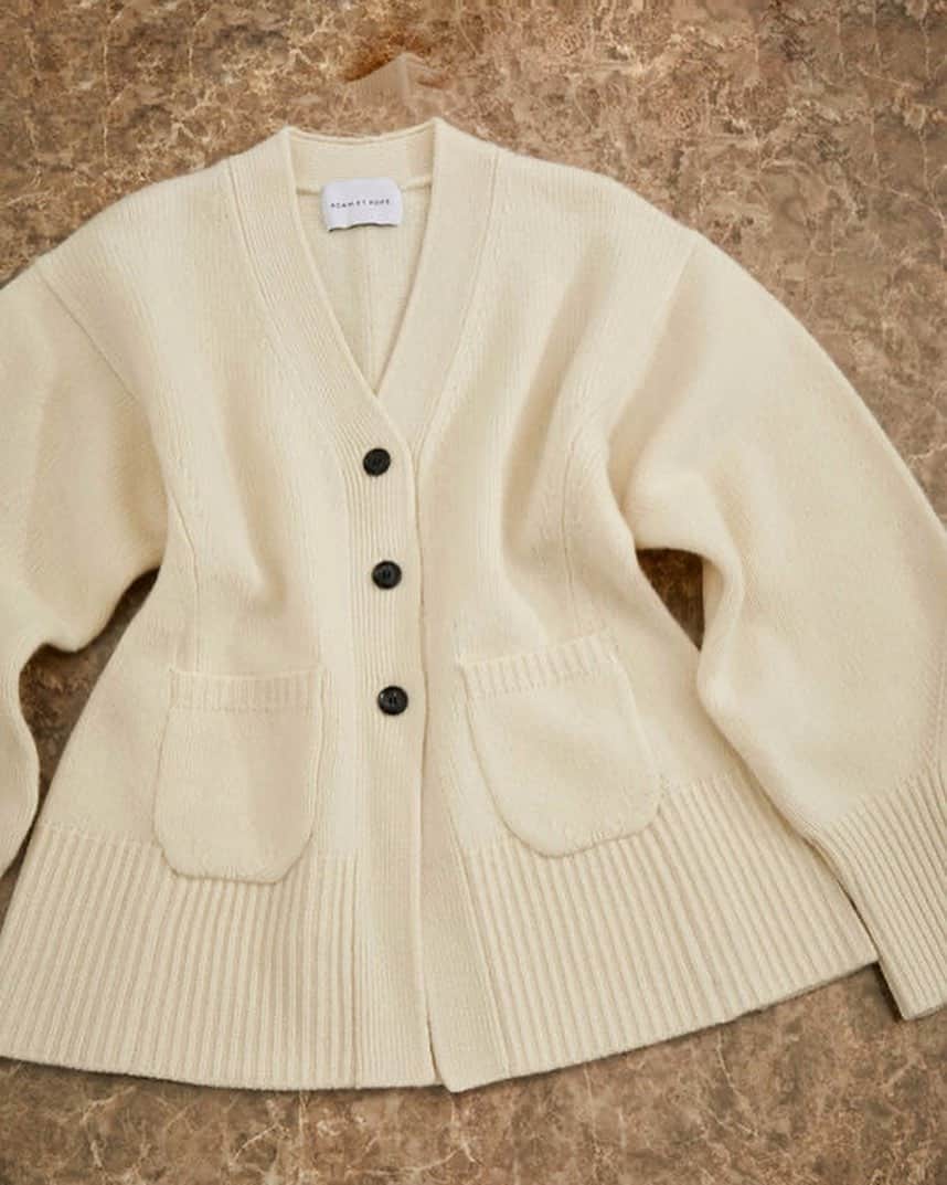 のインスタグラム：「【 RECOMMEND KNIT ITEMS🧶】︎  ADAM ET ROPÉの定番ニットシリーズが今年も登場。  7/31(月) 23:59までの期間限定で予約アイテムが10％OFF✨ お得な機会に冬のマストアイテムのニットをCHECK！  　 ▪️ ウールカシミヤシェイプカーディガン ¥20,900→(10%OFF)¥18,810 #GAK23000  ▪️ ウールカシミヤＶネックプルオーバー ¥17,600→(10%OFF)15,840 #GAM23150  ▪️モヘヤプルオーバー ¥25,300→(10%OFF)¥22,700 #GAM23190  ▪️ モヘヤカーディガン ¥29,700→(10%OFF)¥26,730 #GAK23030  -----  @adametrope  @jadorejunonline  #adametrope  #jadorejunonline #アダムエロペ #adam23aw #ニット #カーディガン #モヘヤ #毛足ニット #ニットカーディガン #秋ニット #冬ニット #ニットコーデ」
