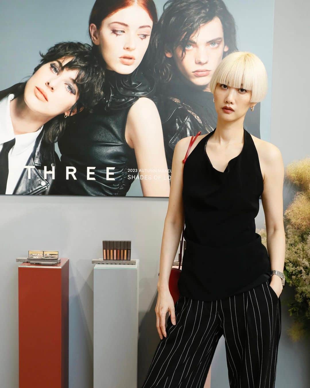 シェンのインスタグラム：「THREE 2023 AUTUMN MAKEUP COLLECTION✨  2枚目の動画要チェック✅ ブルーマスカラの発色がきれいすぎて、ハマりそう🥹💙  @threecosmetics　 #shadesoflove_three」