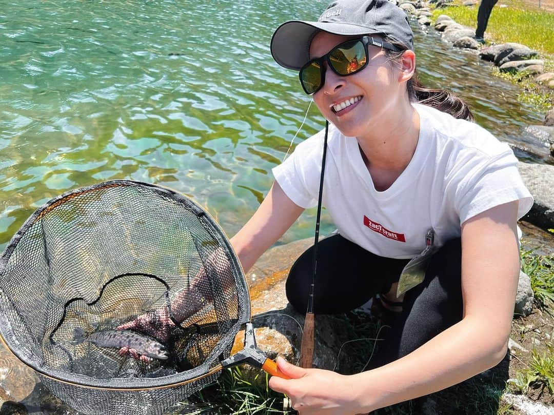 本間愛花さんのインスタグラム写真 - (本間愛花Instagram)「（写真が縦と横とあるので Facebookの方に沢山写真載せました！）  ザクトクラフトのBBQへ！ お久しぶりに皆さんに会えてハッピー😄🩷 めちゃくちゃ暑かったけど楽しかった〜！ 釣りは、セニョールトルネードの茶系カラーで🎣 あと、久々にフライもできました〜✌🏻✨ﾜｰｲ こうやって元気に集まれるって素晴らしいことだなぁ。 ありがとうございました🙏🏻❣️  それにしても、足焼けた…🩴🦶🏻☀️笑  #ザクトクラフト #フィッシングフィールド中津川」7月30日 21時48分 - aikahonma