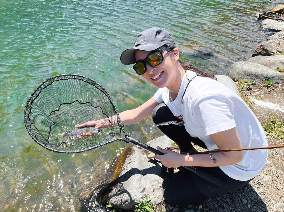 本間愛花さんのインスタグラム写真 - (本間愛花Instagram)「（写真が縦と横とあるので Facebookの方に沢山写真載せました！）  ザクトクラフトのBBQへ！ お久しぶりに皆さんに会えてハッピー😄🩷 めちゃくちゃ暑かったけど楽しかった〜！ 釣りは、セニョールトルネードの茶系カラーで🎣 あと、久々にフライもできました〜✌🏻✨ﾜｰｲ こうやって元気に集まれるって素晴らしいことだなぁ。 ありがとうございました🙏🏻❣️  それにしても、足焼けた…🩴🦶🏻☀️笑  #ザクトクラフト #フィッシングフィールド中津川」7月30日 21時48分 - aikahonma