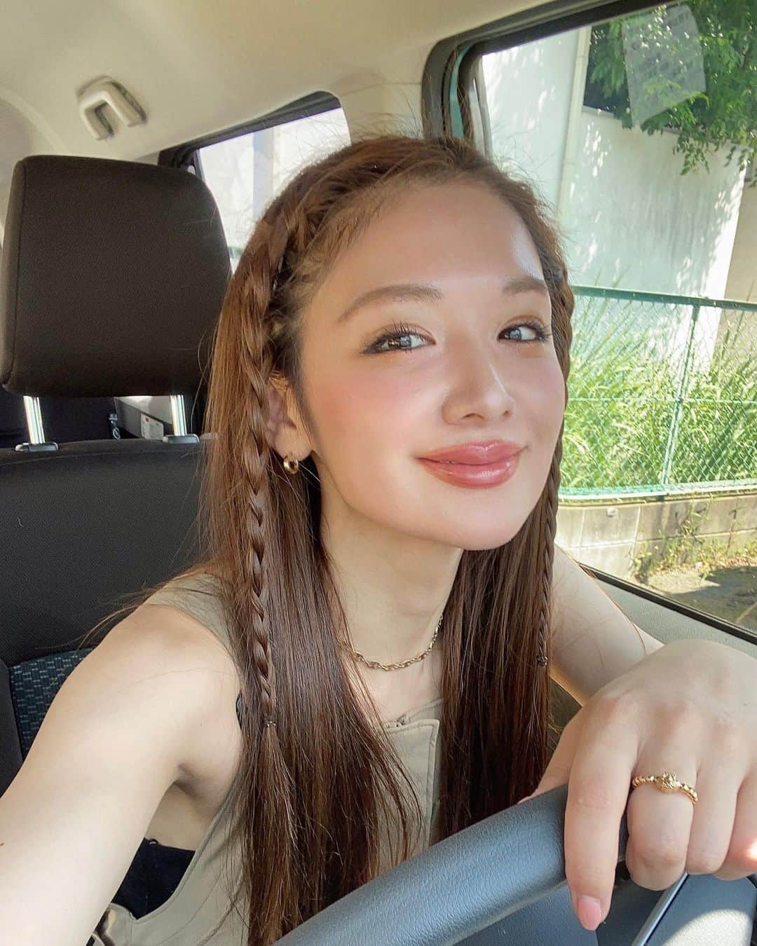 金山睦のインスタグラム：「キャンプ用ヘアスタイル🏕✌️ 前髪命な私ですが、あらかじめ髪が乱れるとわかる日は、前髪ナシスタイル✌️🌞 髪型色々アレンジするのが好きです❤️‍🔥 私は面長なのがコンプレックスだけど、前髪ナシアレンジでも、分け目考えたら面長が和らぐよ👌🌟  #camp #ヘアスタイル」