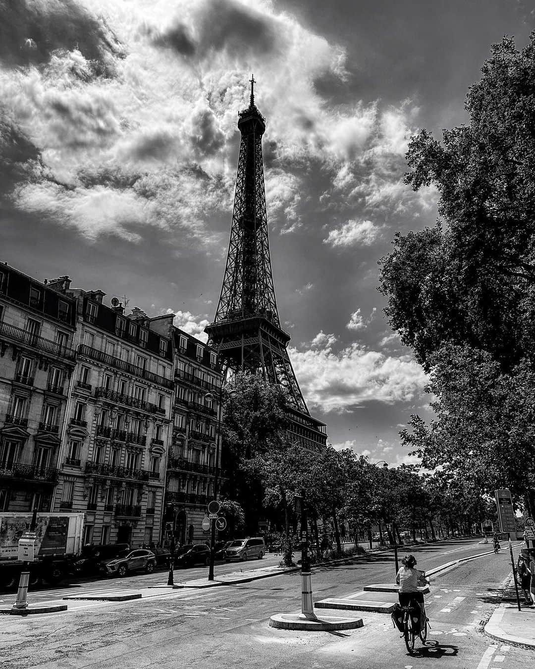 宍戸開のインスタグラム：「#bandw #bw #monochrome #streetphotography #storyofthestreet #streetofparis #streetcinematography #iphone14pro #photography #photographer #kaishishido #photooftheday #bnw #paris #orsay #effeltower #laseine #france 🇫🇷」