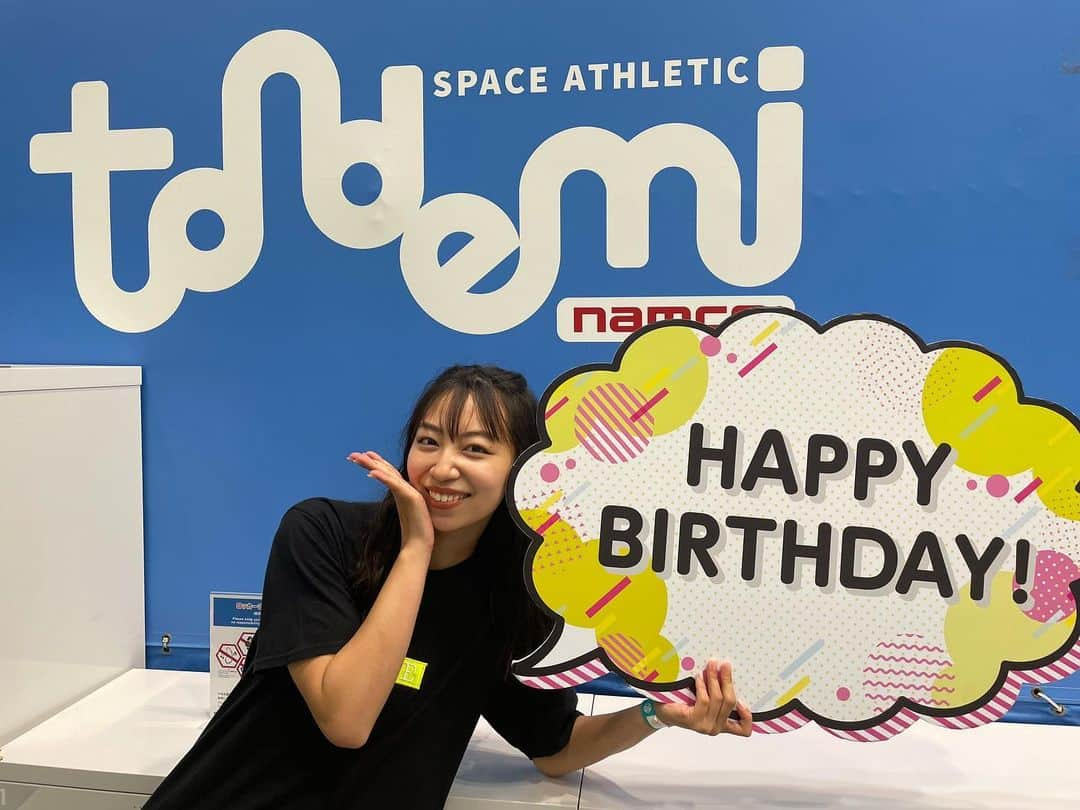 鈴木海那さんのインスタグラム写真 - (鈴木海那Instagram)「無事23歳になりました！ お誕生日当日は家族でトンデミ💙🤍23歳初日から体張りました、、、🤣  幕張店は14日にリニューアルオープンしたみたい✨ 広告をさせてもらったので、それも見に行きがてら楽しんできちゃいました🎵  家族でも友達でもカップルでもみーんなで楽しめます🎉  外は日差しも強いし暑いしな〜🥵なんて方にもおすすめです☝️室内施設なので、日焼けの心配なし！全身運動なので暑くて汗はかきますが、空調の効いている施設なので涼しい所で一旦ひと休みも可🉑水分補給は忘れずに💦  是非夏休みのお出かけに行ってみてください🫶私を見つけたら教えてね🤭🤭  #tondemi #tondemi幕張 #トンデミ #トンデミ幕張 #鈴木海那 #誕生日 #筋肉痛確定」7月30日 21時53分 - suzuki_miina