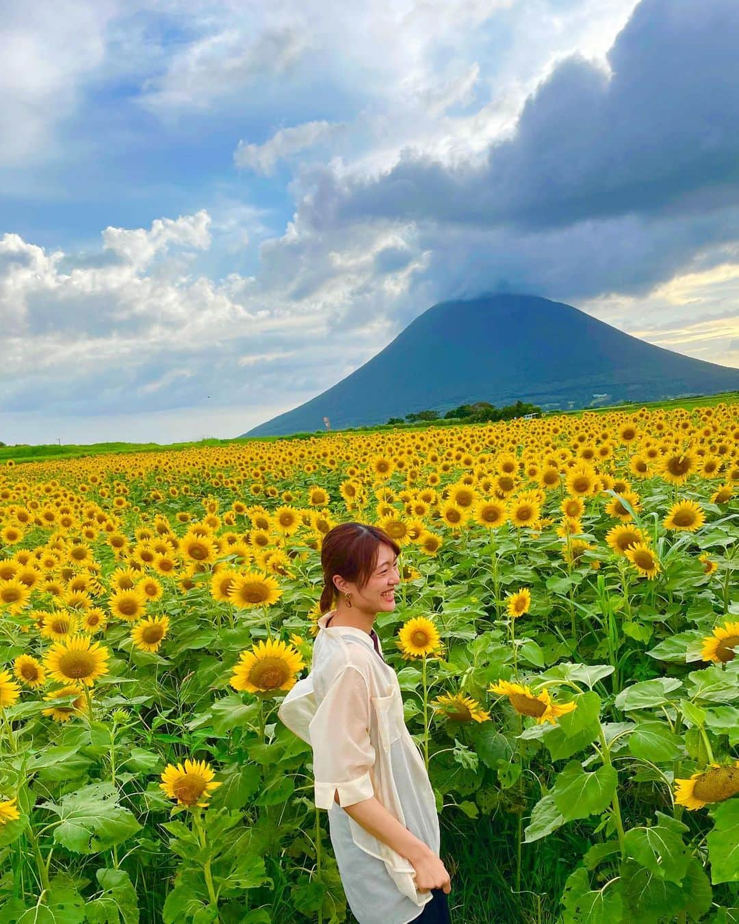 及川真夢のインスタグラム：「ひまわりの向く先には虹が…🌻🌈  夏。🫠  #ひまわり #虹 #鹿児島観光」