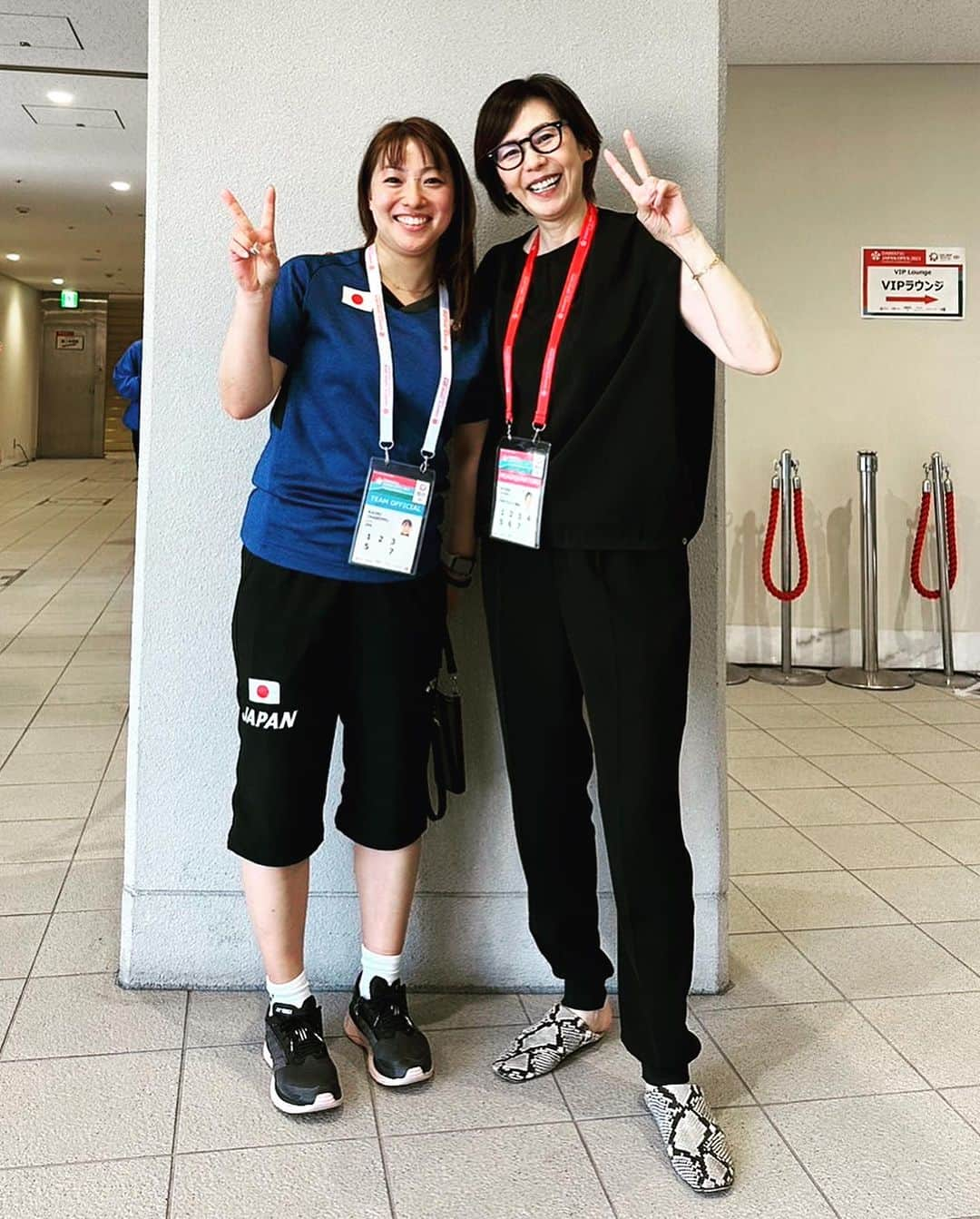 今別府香里さんのインスタグラム写真 - (今別府香里Instagram)「🏸ジャパンオープン2023🇯🇵🏸  たくさんの応援、ありがとうございました！！  ＊女子シングルス＊  山口　茜選手　ベスト8 大堀　彩選手　ベスト16 川上　紗恵奈選手　1回戦敗退  5月からA代表コーチをやらせていただいて転戦したこの3ヶ月、あっという間でした。 毎日が慌ただしく過ぎ去り、まずこの3ヶ月は振り返ることなく突っ走っていたように感じます。  一旦ここで立ち止まり振り返って、次に進まないといけない時が来たのかなと思っています。  立ち止まってゆっくり次に向けて考えたいところですが、オーストラリアに行ってきます🤣🇦🇺✈️  陣内さんとバッタリお会いしたので4連続ショット📷😆」7月30日 22時03分 - kaori_imabeppu