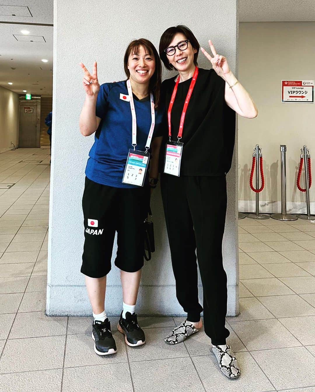 今別府香里さんのインスタグラム写真 - (今別府香里Instagram)「🏸ジャパンオープン2023🇯🇵🏸  たくさんの応援、ありがとうございました！！  ＊女子シングルス＊  山口　茜選手　ベスト8 大堀　彩選手　ベスト16 川上　紗恵奈選手　1回戦敗退  5月からA代表コーチをやらせていただいて転戦したこの3ヶ月、あっという間でした。 毎日が慌ただしく過ぎ去り、まずこの3ヶ月は振り返ることなく突っ走っていたように感じます。  一旦ここで立ち止まり振り返って、次に進まないといけない時が来たのかなと思っています。  立ち止まってゆっくり次に向けて考えたいところですが、オーストラリアに行ってきます🤣🇦🇺✈️  陣内さんとバッタリお会いしたので4連続ショット📷😆」7月30日 22時03分 - kaori_imabeppu