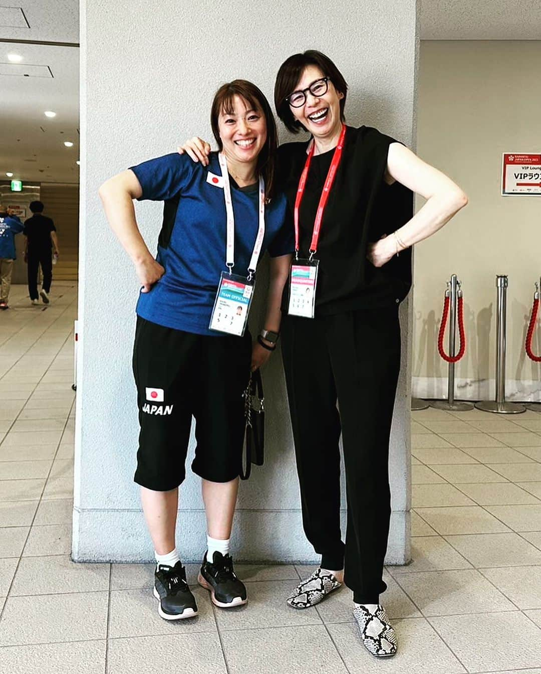 今別府香里さんのインスタグラム写真 - (今別府香里Instagram)「🏸ジャパンオープン2023🇯🇵🏸  たくさんの応援、ありがとうございました！！  ＊女子シングルス＊  山口　茜選手　ベスト8 大堀　彩選手　ベスト16 川上　紗恵奈選手　1回戦敗退  5月からA代表コーチをやらせていただいて転戦したこの3ヶ月、あっという間でした。 毎日が慌ただしく過ぎ去り、まずこの3ヶ月は振り返ることなく突っ走っていたように感じます。  一旦ここで立ち止まり振り返って、次に進まないといけない時が来たのかなと思っています。  立ち止まってゆっくり次に向けて考えたいところですが、オーストラリアに行ってきます🤣🇦🇺✈️  陣内さんとバッタリお会いしたので4連続ショット📷😆」7月30日 22時03分 - kaori_imabeppu