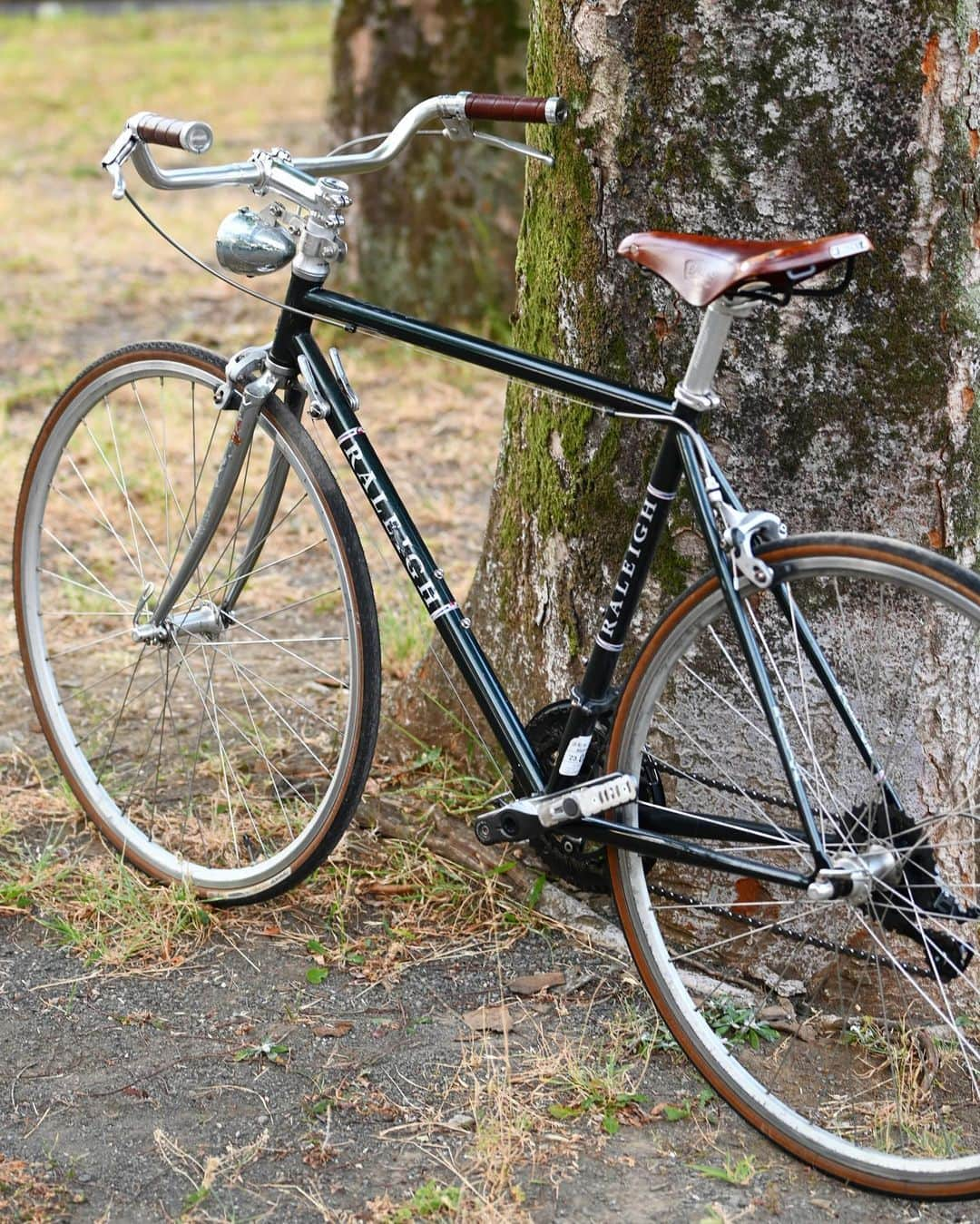 Shuhei Nishiguchiさんのインスタグラム写真 - (Shuhei NishiguchiInstagram)「"Pottering Sunday"◀︎◀︎◀︎8pics 夕方から自転車でぷらぷらと。 インドマドラスのシャツ一枚に軽いチノパンとエスパ。 真夏らしい彩りを楽しみたい。  【ITEM】 Shirt： @poloralphlauren  Trousers： Pakistan military Espadrilles： @donquichosse  Watch： @cartier 80's Eyewear： @aoeyewear   #effortlesslychic #vintagefashion #preppystyle #classicmenswear #nonchalant」7月30日 21時56分 - shuhei_nishiguchi