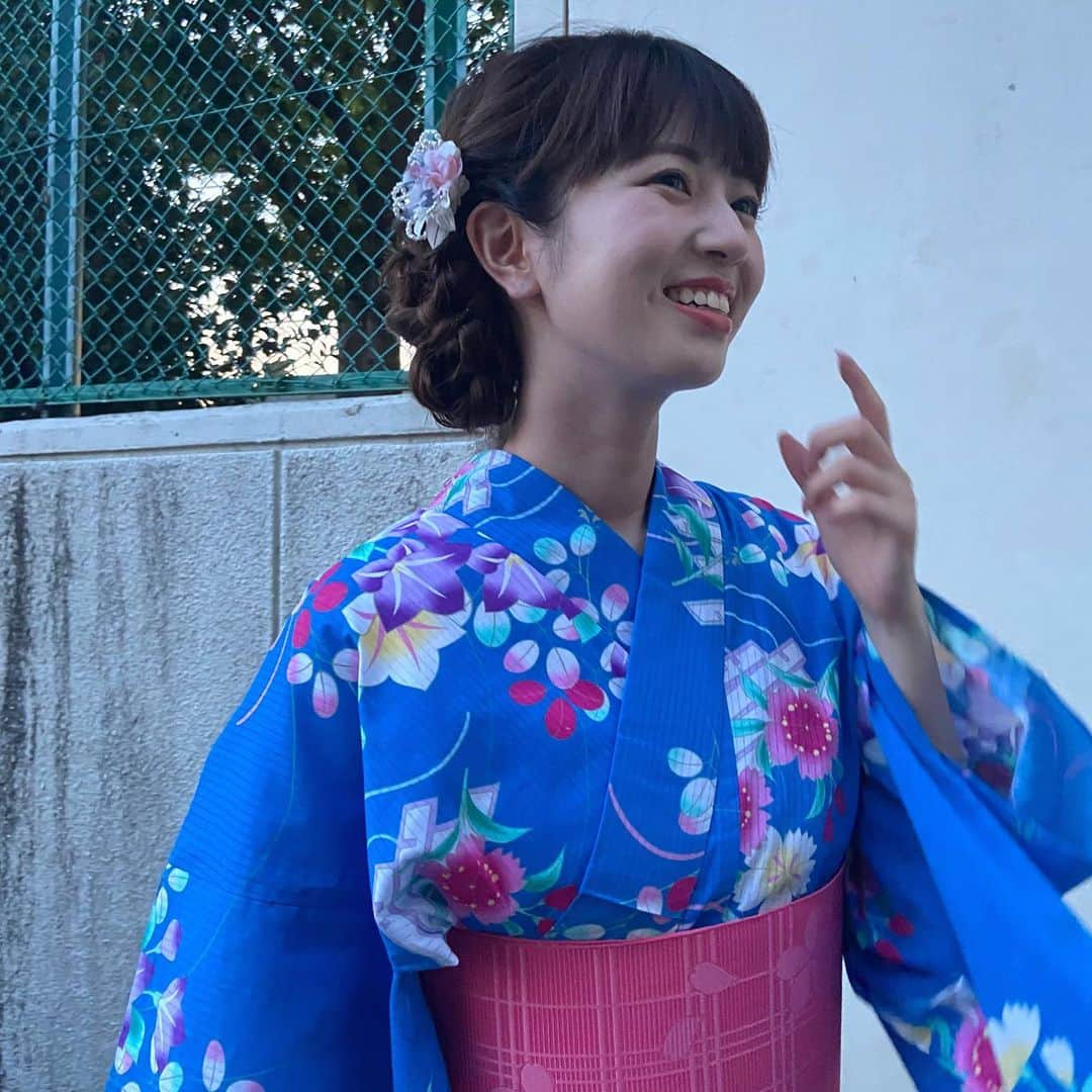 中根舞美のインスタグラム：「・ 隅田川花火大会、ありがとうございました🎆　 私はオードリー春日さんと市民観覧席から中継いたしました！  出演者の皆さま、花火を観に来られた皆さまやスタッフの方々をはじめ、本当にたくさんの人に支えられ感謝でいっぱいです。  会場は花火からとても近くて、花火を全身で楽しむことができました！ 体にまで響く音や視界いっぱいに広がる花火は一生忘れない光景のひとつになりました☺️✨  また裏配信にもお邪魔させていただきました！ 佐久間船長に入社してこんなに早くもお会いできると思っておらず感無量です📻  とても素敵な夏の思い出になりました☀️  #隅田川花火大会#花火#オードリー春日 さん#佐久間宣行 さん#船長 #アルコアンドピース酒井 さん #テレビ東京 #テレ東 #アナウンサー」