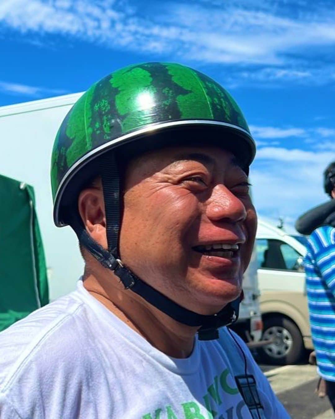 のインスタグラム：「今回も楽しくッ🌈  『出川哲朗の充電させてもらえませんか？』の撮影終わりましたッ🍉✨✨  そして！スペシャルなゲストライダーさんの5年ぶりの登場に…出川さんもこの表情〜🌈💫  嬉しすぎて、ニッコニコ〜✨✨  アツアツの夏だって…ステキなゲストさんと楽しい時間の出川さん🌴💫 笑顔だらけの２日間になりましたッ🛵  お世話になった地元の皆さま✨本当に感謝いっぱいです🔌ありがとうございましたッ🍉  #出川哲朗  #出川哲朗の充電させてもらえませんか  #5年ぶりのスペシャルゲスト #やす子」