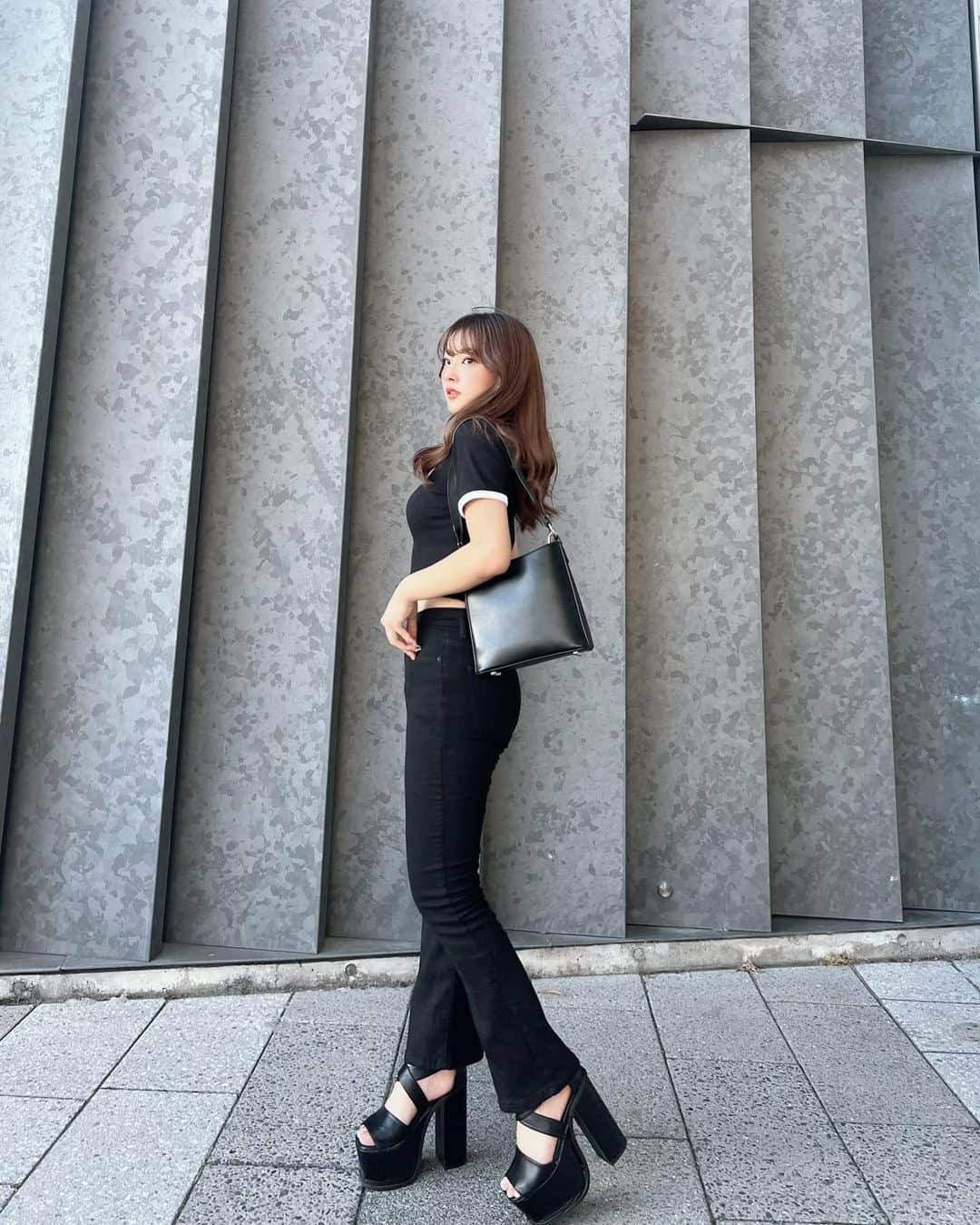 桐原愛歩のインスタグラム：「HOTPINGのデニムめちゃめちゃ伸びてる履きやすい🫣💖  ブラックカラーデイリーブーツカットパンツです🫶🏼  #HOTPING #デニムコーデ #韓国ブランド」