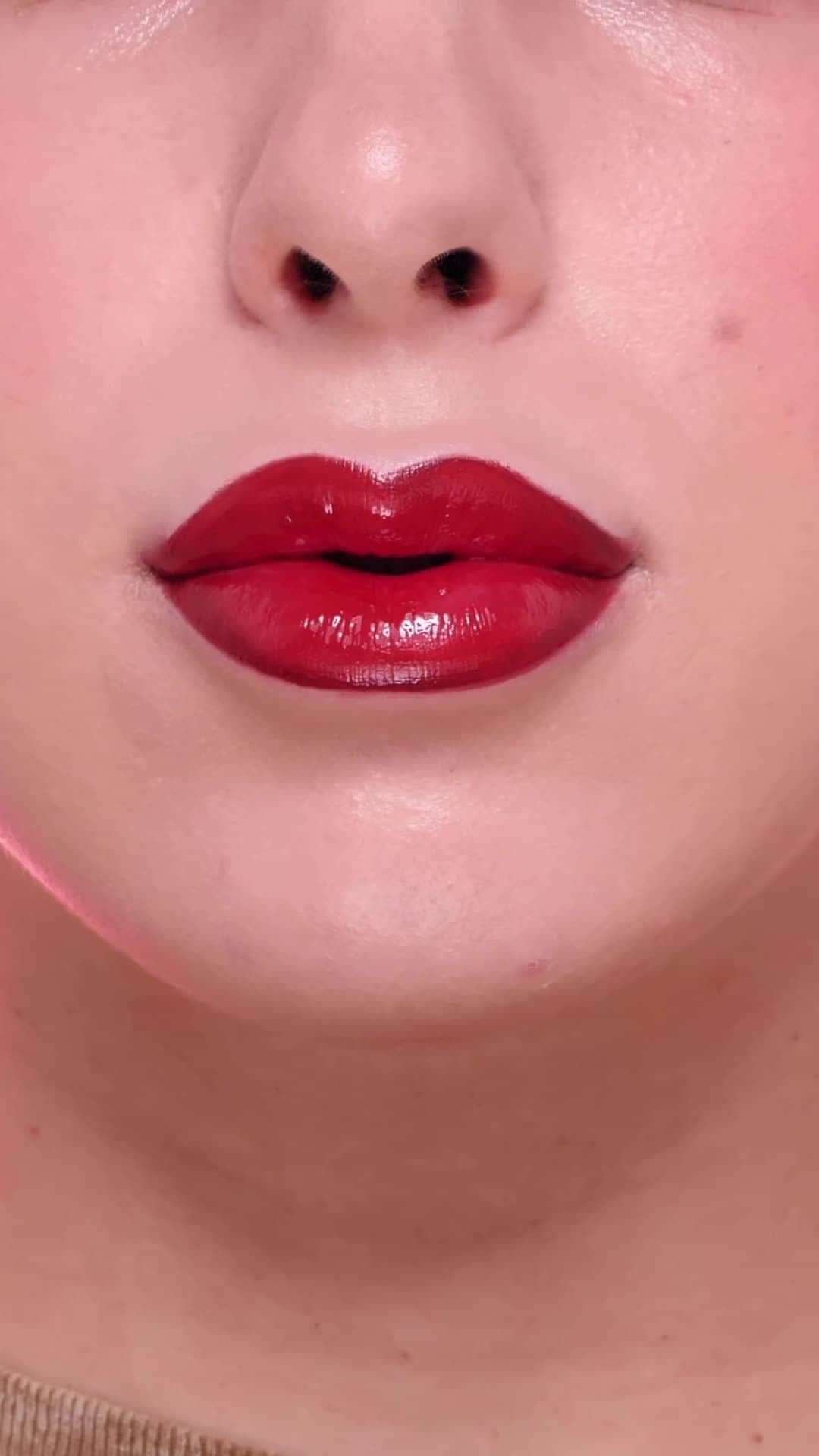 Revlonのインスタグラム：「This 🍒 #cherrycolalips 🍒 look on @ashleykaylamakeup...😍   Get the look with: #ColorStay Lip Liner in Wine #SuperLustrous Lipstick in Rum Raisin #SuperLustrous The Gloss in Desert Spice」