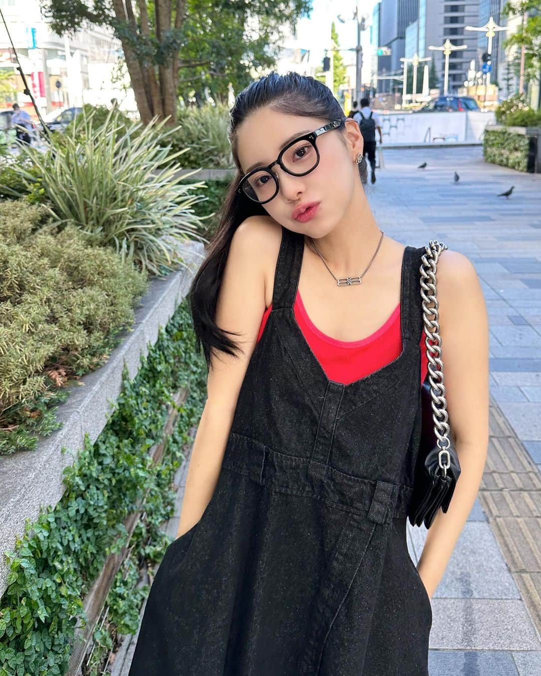 えみ姉のインスタグラム：「ㅤ ㅤ 丁寧に髪巻いてたのに 家出る直前で暑すぎて無理！ってなって 髪の毛全部かち上げて、 履いてたデニムにも着替えてワンピにした🙄笑 ㅤ 暑いの無理なんですけどｫ！？？！！ㅤ ㅤ ㅤ東京駅でラーメン食べて帰った！！！！🍜幸」