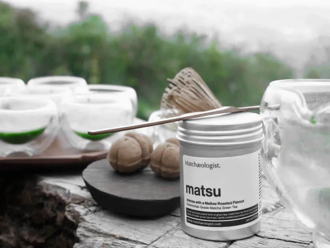 Matchæologist®のインスタグラム：「🙋 Anyone Up for a #MatchaPicnic?! 🌀 Enjoy a relaxing moment in nature with a warm cup of #Matcha and experience all the health benefits that matcha has to offer! . Thanks to @tea.lover.bell | @matchaeologist_jp for sharing with us this serene #MatchaRitual 🍵 featuring our Matsu™ Ceremonial Matcha, Glass #Katakuchi Matcha-Making Bowl and Cloud Glass Chawans. . If you’re looking for a matcha grade ideal for preparing matcha tea in a traditional way (brewed in 70ºC filtered water 🌡) — our Matsu™ Ceremonial grade is highly recommended! It is also perfect for cold-brew matcha, matcha over ice, as well as a matcha latte! . 👉 Click the link in our bio @Matchaeologist . Matchæologist® #Matchaeologist Matchaeologist.com」