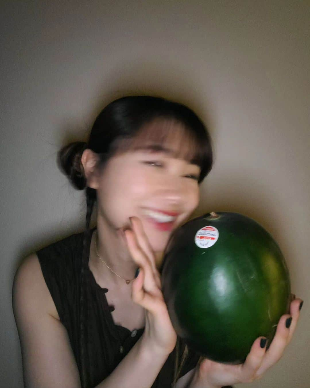 石田亜佑美さんのインスタグラム写真 - (石田亜佑美Instagram)「🍉       スイカの日過ぎちゃったけど！ 買って帰ってスイカと撮影会したから載せる！     #スイカ #love #小玉スイカ  #スイカの日 #7/27 #スイカ持ってこのどや顔できるの私くらいと思う #楽しかった😂笑 #morningmusume23 #モーニング娘23 #石田亜佑美」7月30日 22時04分 - ayumi_ishida.official