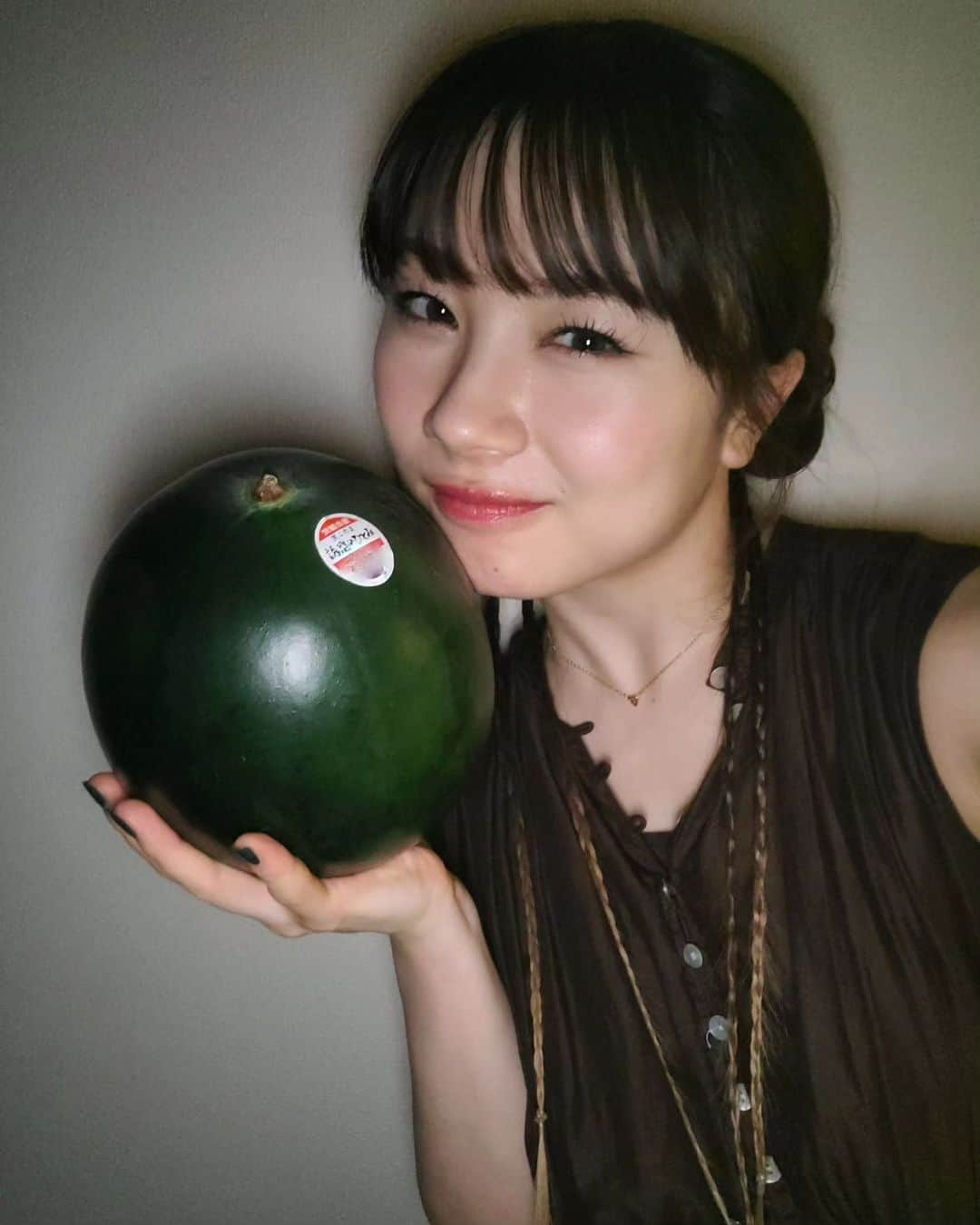 石田亜佑美さんのインスタグラム写真 - (石田亜佑美Instagram)「🍉       スイカの日過ぎちゃったけど！ 買って帰ってスイカと撮影会したから載せる！     #スイカ #love #小玉スイカ  #スイカの日 #7/27 #スイカ持ってこのどや顔できるの私くらいと思う #楽しかった😂笑 #morningmusume23 #モーニング娘23 #石田亜佑美」7月30日 22時04分 - ayumi_ishida.official