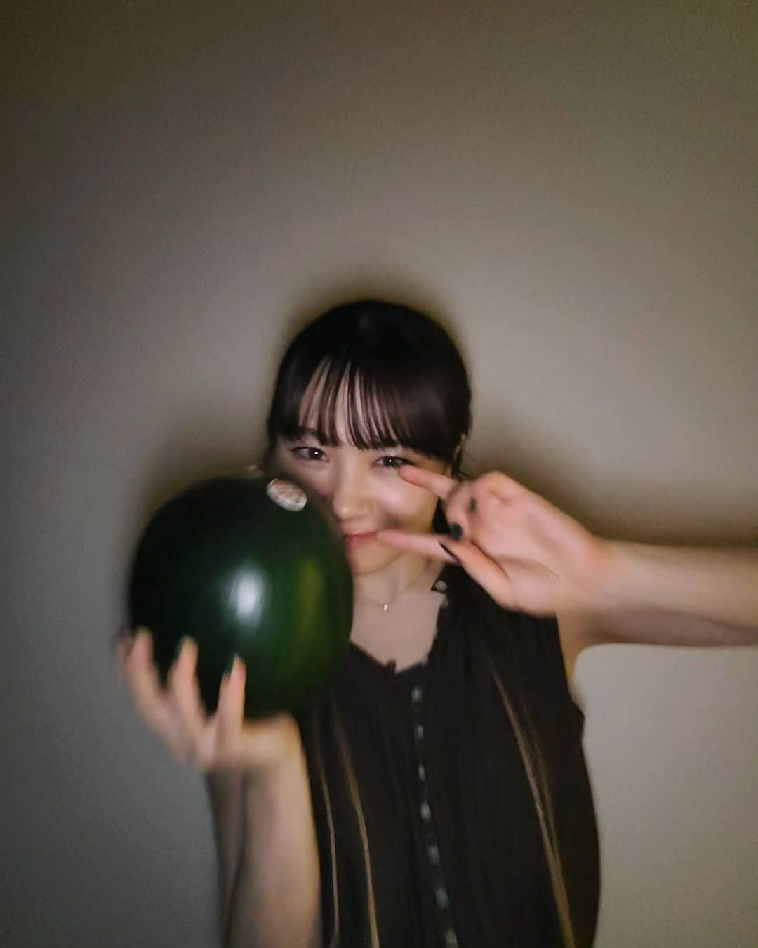 石田亜佑美さんのインスタグラム写真 - (石田亜佑美Instagram)「🍉       スイカの日過ぎちゃったけど！ 買って帰ってスイカと撮影会したから載せる！     #スイカ #love #小玉スイカ  #スイカの日 #7/27 #スイカ持ってこのどや顔できるの私くらいと思う #楽しかった😂笑 #morningmusume23 #モーニング娘23 #石田亜佑美」7月30日 22時04分 - ayumi_ishida.official