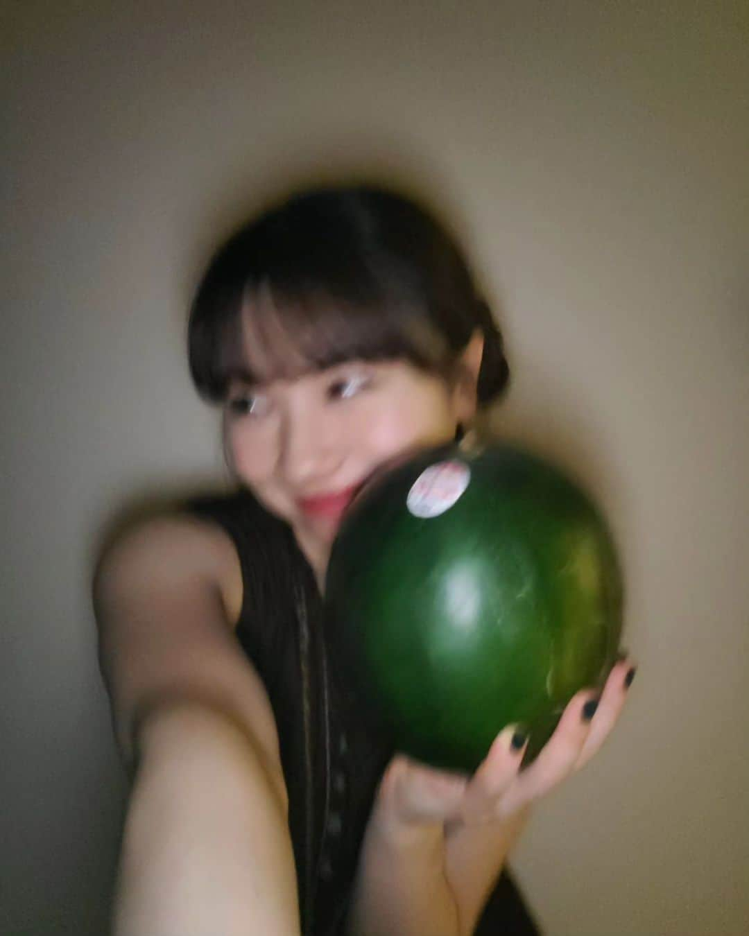 石田亜佑美さんのインスタグラム写真 - (石田亜佑美Instagram)「🍉       スイカの日過ぎちゃったけど！ 買って帰ってスイカと撮影会したから載せる！     #スイカ #love #小玉スイカ  #スイカの日 #7/27 #スイカ持ってこのどや顔できるの私くらいと思う #楽しかった😂笑 #morningmusume23 #モーニング娘23 #石田亜佑美」7月30日 22時04分 - ayumi_ishida.official