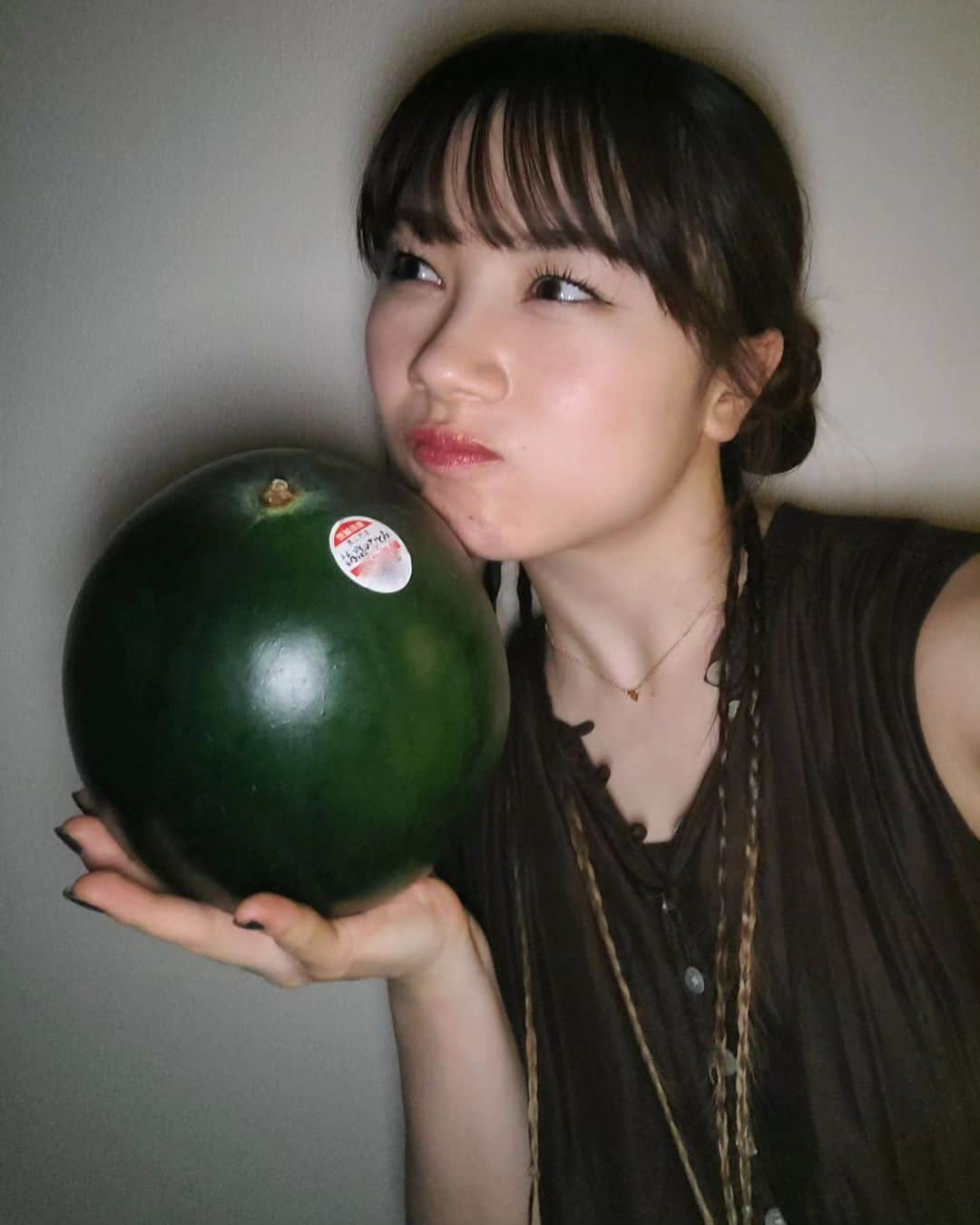 石田亜佑美さんのインスタグラム写真 - (石田亜佑美Instagram)「🍉       スイカの日過ぎちゃったけど！ 買って帰ってスイカと撮影会したから載せる！     #スイカ #love #小玉スイカ  #スイカの日 #7/27 #スイカ持ってこのどや顔できるの私くらいと思う #楽しかった😂笑 #morningmusume23 #モーニング娘23 #石田亜佑美」7月30日 22時04分 - ayumi_ishida.official