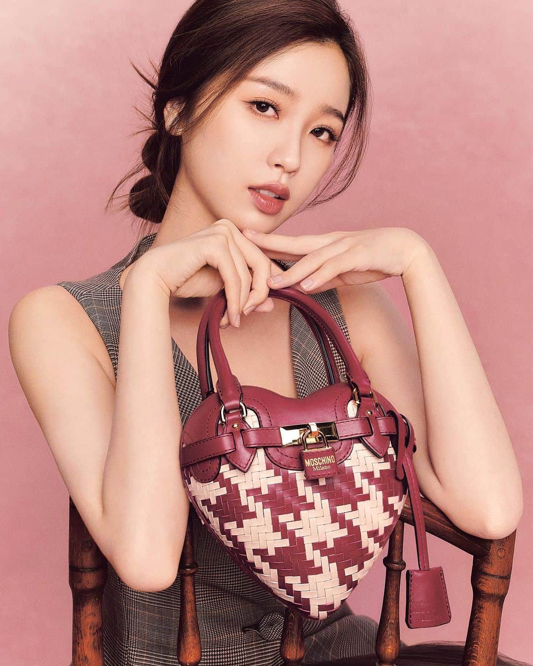 Moschinoのインスタグラム：「Counting down to Qixi. To celebrate the Chinese day of love, our house ambassador @estheeerrrrr holds our Moschino Heartbeat bag close to hers. This reimagined treasure is available now, woven in raspberry, blush, and other romantic colors.   Shop your heart away at the link in our bio.   #Moschino #MoschinoHeartbeatBag #EstherYu #QixiFestival」