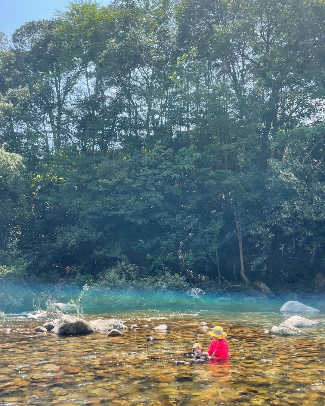 久保田夏菜さんのインスタグラム写真 - (久保田夏菜Instagram)「今回のキャンプは #弥栄オートキャンプ場 ！  暑いこの時期に行くのは 川しかないと理由で探した場所で キャンプ場の目の前が川。  子どもたちが楽しいのはもちろん、大人も川で涼む。  浅瀬が多くて 小さい子どももゆっくりできたし 少し大きなお兄ちゃんは 少し流れがあるところで泳いでたし 大人は釣りしてて まさに思い思いの時間。  なぜか 「沈まない？」と行くまで心配していた息子も 川が好きになれたみたい。 去年は、熱が出て 川を目の前にキャンプ離脱したからね笑  そして、虫がいない！ この時期にいないってすごい。 いや、夕方、蚊はいたけど。  一年で1番暑い時期だけど 朝方は寒いくらいで ゆっくり寝られました。  自然が好きなので 同じような場所に住んでても やっぱり自然を求めるわが家。  また行きたいと思える場所でした。  #キャンプ　#広島キャンプ場　#弥栄オートキャンプ場 #ファミリーキャンプ　#川キャンプ　#3歳男の子　#8ヶ月女の子　#夏休み　#田舎好き」7月30日 22時10分 - kanakubota0805