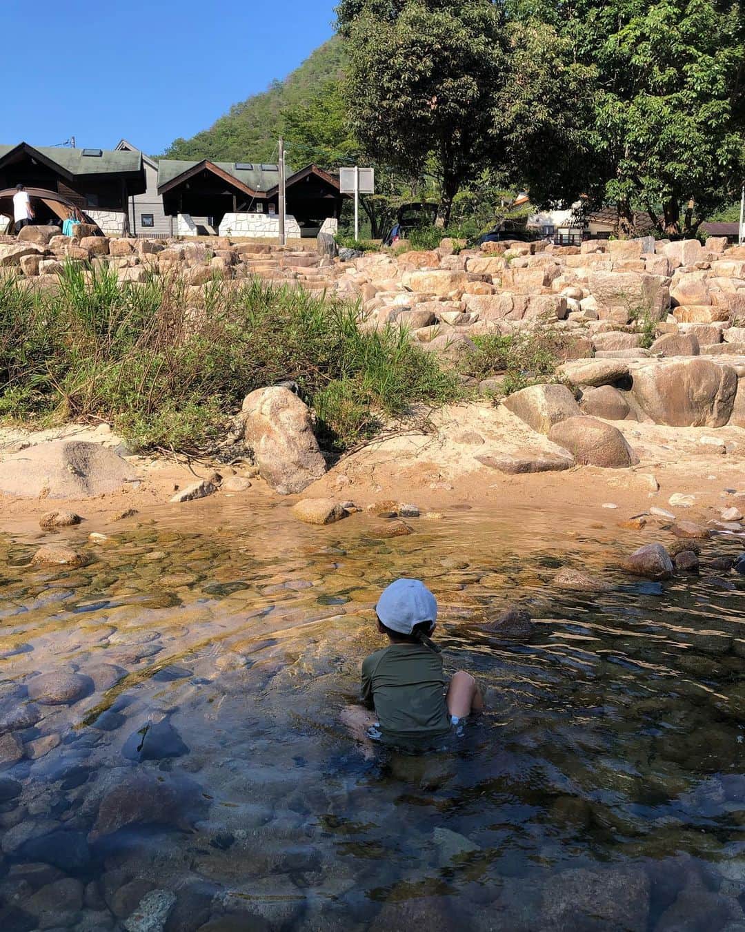 久保田夏菜さんのインスタグラム写真 - (久保田夏菜Instagram)「今回のキャンプは #弥栄オートキャンプ場 ！  暑いこの時期に行くのは 川しかないと理由で探した場所で キャンプ場の目の前が川。  子どもたちが楽しいのはもちろん、大人も川で涼む。  浅瀬が多くて 小さい子どももゆっくりできたし 少し大きなお兄ちゃんは 少し流れがあるところで泳いでたし 大人は釣りしてて まさに思い思いの時間。  なぜか 「沈まない？」と行くまで心配していた息子も 川が好きになれたみたい。 去年は、熱が出て 川を目の前にキャンプ離脱したからね笑  そして、虫がいない！ この時期にいないってすごい。 いや、夕方、蚊はいたけど。  一年で1番暑い時期だけど 朝方は寒いくらいで ゆっくり寝られました。  自然が好きなので 同じような場所に住んでても やっぱり自然を求めるわが家。  また行きたいと思える場所でした。  #キャンプ　#広島キャンプ場　#弥栄オートキャンプ場 #ファミリーキャンプ　#川キャンプ　#3歳男の子　#8ヶ月女の子　#夏休み　#田舎好き」7月30日 22時10分 - kanakubota0805