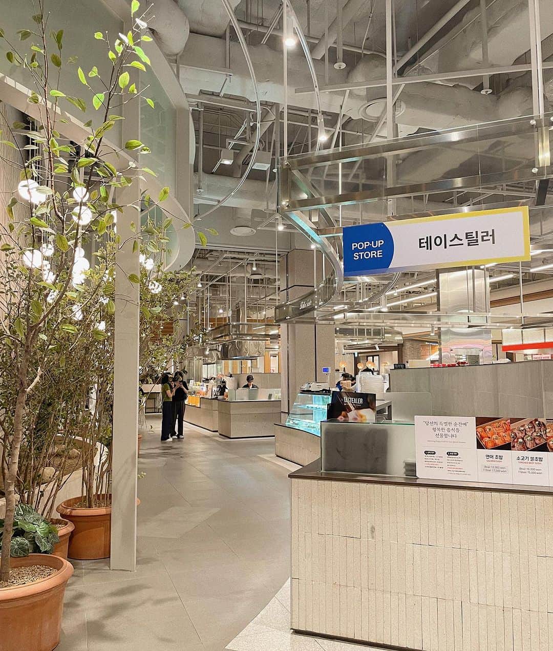 MEGさんのインスタグラム写真 - (MEGInstagram)「⌇The Hyundai Seoul   フォトゾーンの「聖地」といわれるザ・現代ソウルへ！📸  ソウル最大級の百貨店に行ってきた。 広すぎて、お店がたくさん。  地下2階フロアには、ポップアップストアが並んでて、凄い楽しかった。 お洒落で可愛いお店ばかり🫶🏻  2021年2月にオープンしたばかりだからどこみても綺麗。  カフェや写真撮れるフォトブース、音楽と書籍が癒しをもたらす憩いの場所など📚  広すぎて周りきれなかったからまた行きたい。  ここには無料で使えるロッカーもあるそう。  📍１０８ Yeoui-daero, Yeongdeungpo-gu, Seoul, 韓国 (汝矣島駅3番出口から地下2階に直結)   #韓国 #韓国旅行 #韓国観光  #韓国トレンド #韓国情報 #韓国ショッピング #渡韓  #thehyundaiseoul #seoulkorea #seoul__meg」7月30日 22時10分 - _meg_7
