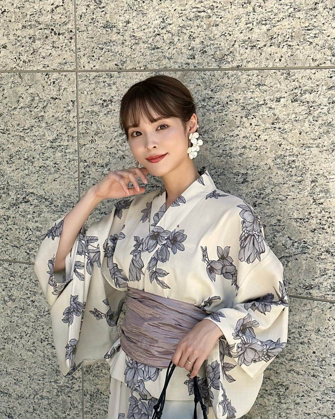 磯田 ひかる(Hikaru Isoda) のインスタグラム：「こんばんは🤍 今週末はお祭りや花火大会が多かったみたいですね🥰  私は3週連続で浴衣着ました！🏮👘よく質問いただく浴衣ヘア♡  サイドを三つ編みにしてお団子にくくりつけるだけの簡単アレンジ🫶  @franceluxejapan のパールのバレッタを付けるだけで、こなれ感がでます🥰 アイテム詳細タグ付けしてます♥  最近暑くて髪の毛をまとめるのに大活躍してる💐 しっかり長さのあるバレッタなので、毛量がある方でもしっかり留められます✨ 挟む力が強いのが嬉しい、、（結構大事）  クーポンコード“flpicaru”で割引になるので気になった方はぜひ🌸  【バレッタ詳細】 パール & メタル スモール バレッタ (ゴールド) ￥17,600 クーポンコード《flpicaru》 ※7/30-8/30まで利用可能 ※france luxeオンラインストアのみで使用可能  ------------------------------ picaru：162cm / 骨格ウェーブ 1st ブライトスプリング 2nd ブライトサマー  大人可愛いスタイルアップコーデ ヘアメイクを合わせた トータルスタイリングを提案🤍  不定期にストーリーで ファッションお悩み相談募集中🥰 ------------------------------  他の投稿を見る→【@picaruuu】」
