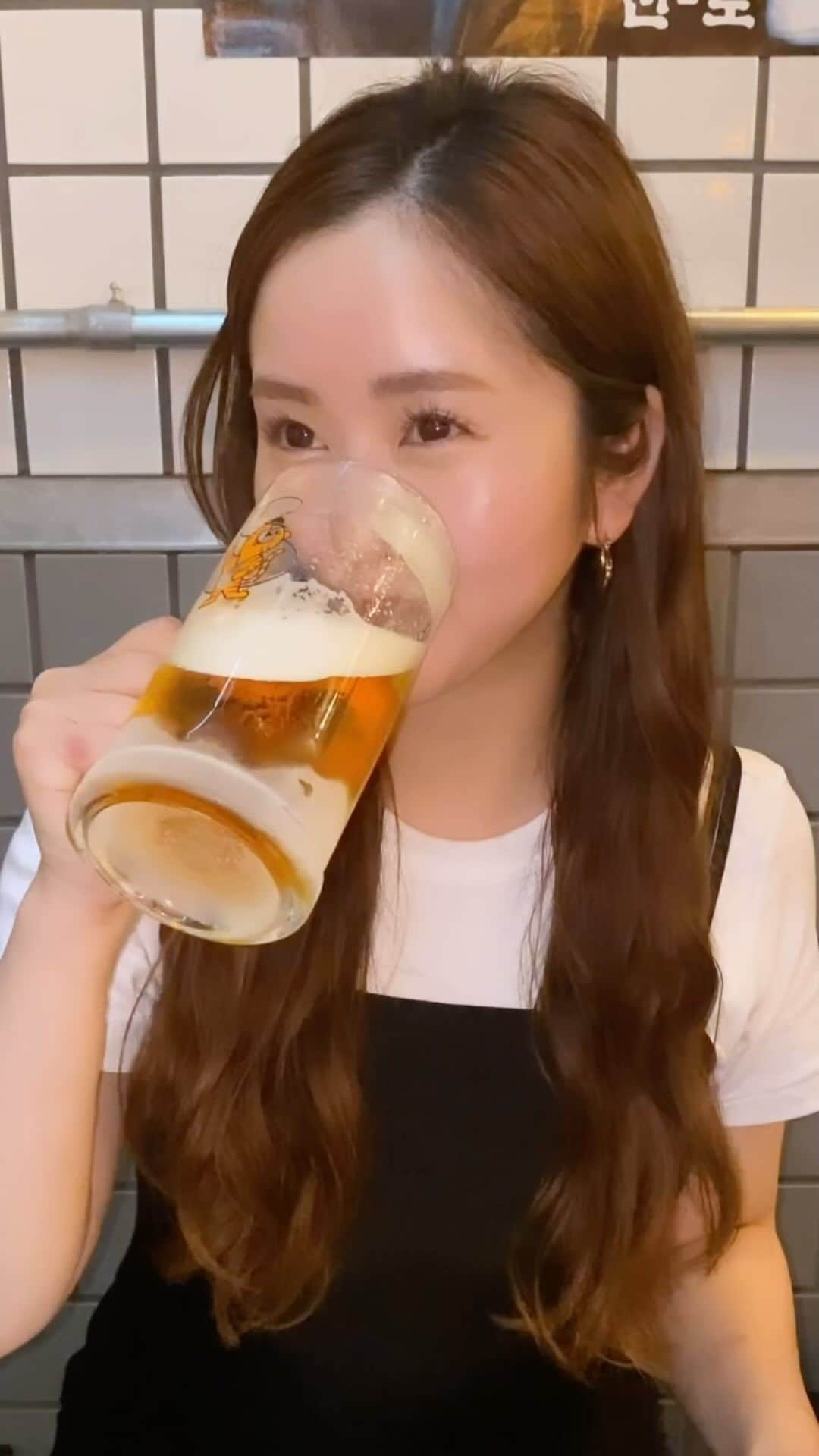 小森虹那のインスタグラム：「🍻  暑すぎてビール2.5口くらいで飲み干してしまう🥹 途中炭酸きてグフッてなってるけど笑  #ビール #ビール女子 #ビール党 #ビール備忘録 #ビールスタグラム #居酒屋グルメ #お酒好き女子 #ビアガーデン #ロングヘア」