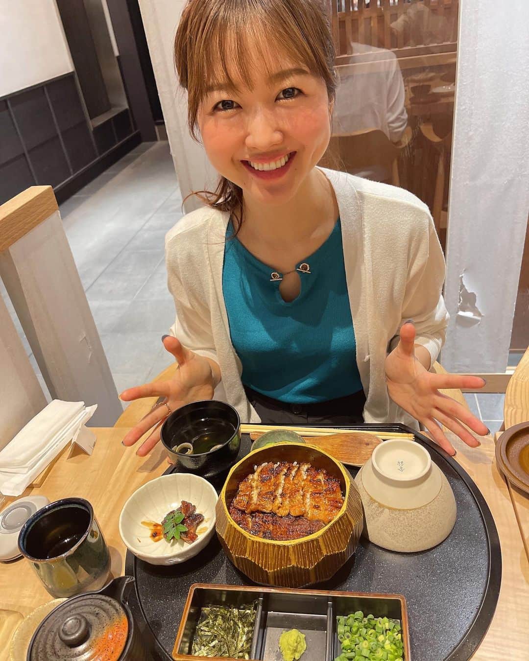 加藤響子さんのインスタグラム写真 - (加藤響子Instagram)「土用の丑の日☀️  ここ数年、鰻にハマっているというほど鰻好き☺️ 今まで、エビがずっと王座にいたのに、 最近追いついてきたのが鰻ちゃん。  味もさることながら、やはり夏の暑い時期に 栄養満点の鰻を食べると身体が内側から元気になるのです💪  いくつかのお店へ行ってみましたが、 私はパリパリカリカリジュワっの関西風がとても好き🤤 関東風の蒸した感じも美味しいけど、 個人的にはやや焦がしの効いた関西風がお気に入りです。  あ、白焼きも美味しかった、、、🤤 今回は、四代目菊川さんでご馳走様でした🙏」7月30日 22時20分 - katokyooooooooo