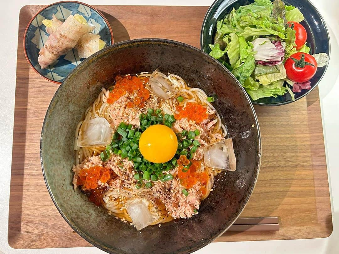 宮瀬彩加のインスタグラム：「#みやせごはん 🍴夏バテ気味の日。  ・冷やし出汁TKG素麺 (素麺アレンジしてみた☺︎ 出汁は水、白だし、麺つゆ、顆粒だしで トッピングにツナといくら🥹💓 そりゃあ美味しい😭✨)  ・肉巻きヤングコーン (初めてヤングコーン巻いてみたけど最高)  ・サラダ  ちと夏バテ気味であんまり 食欲がない時の素麺最高。 アレンジ楽しいし食欲出る🫶  みなさんは今日何食べましたか？ また教えてください☺️✨  #おうちごはん　#自炊記録　#今日の献立」