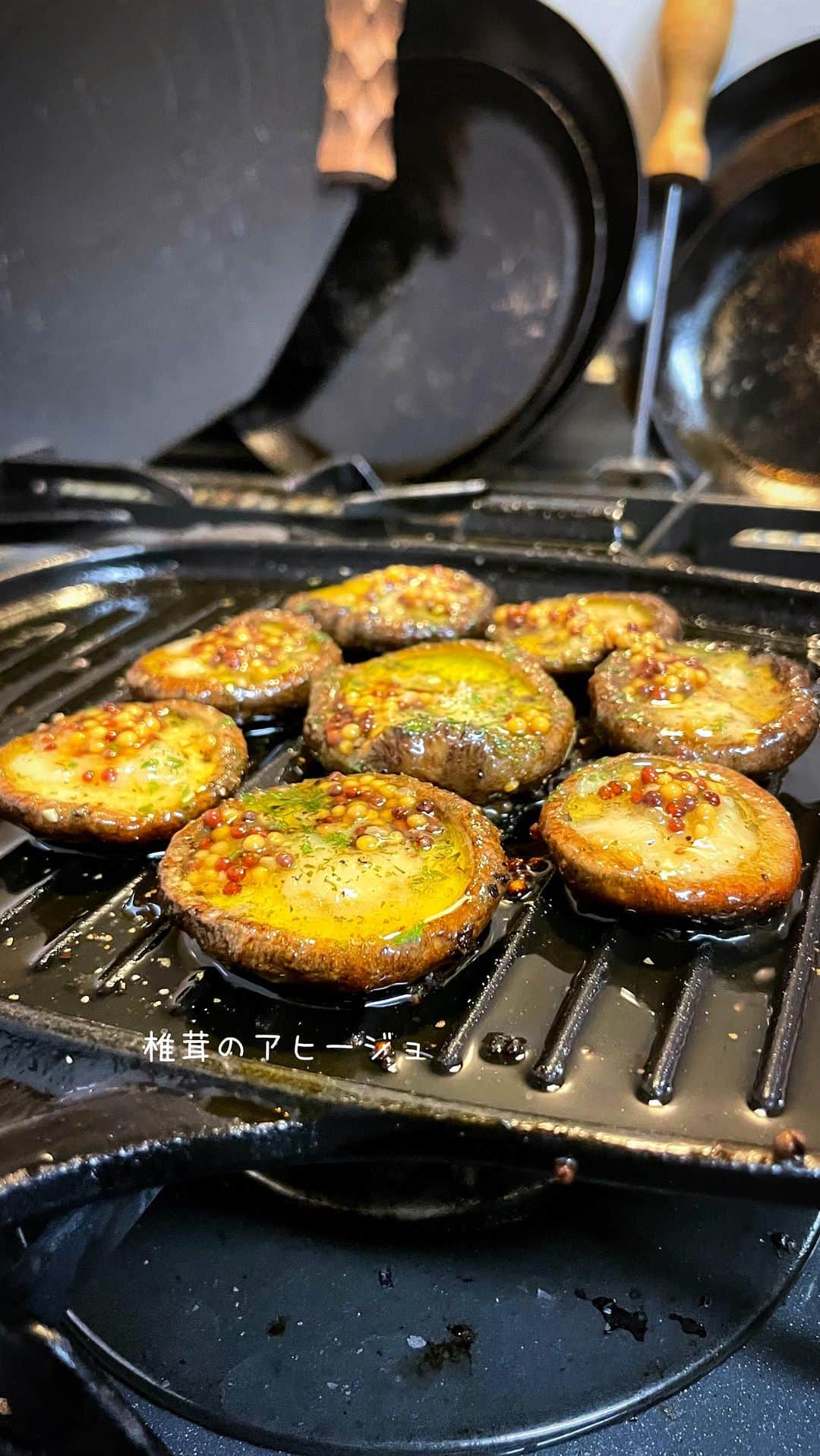 アルペンザルツ公式Instagramのインスタグラム：「レシピあり 「椎茸のアヒージョ」の作り方 * 椎茸を使った簡単アヒージョレシピのご紹介❤︎ * 今回のレシピは、 @harapeko.bivouac さんに作ってもらいました！ * ∴♔∴∴♔∴∴♔∴∴♔∴∴♔∴∴♔∴∴♔∴∴♔∴∴♔∴∴♔∴ 気軽にフォローして下さいね❤︎ いいねやコメントも励みになります！ 公式アカウント⇰〖 @alpensalz_jp 〗 ∴♔∴∴♔∴∴♔∴∴♔∴∴♔∴∴♔∴∴♔∴∴♔∴∴♔∴∴♔∴ * [腹ぺこビバーグさんからのワンポイント] アルペンザルツは結構多めに振ってOKですが、最後の仕上げや食べる際の調整でもOKです! 粒マスタードがおすすめですがスライスチーズをのせても美味しそうですね。椎茸はトングやお箸でつまんでフチが柔らかくなっていたら食べ頃です。 * ✈「ドイツを巡る旅」ご招待キャンペーン✈ . ． 「アルペンザルツのふるさとドイツを巡る旅」ご招待キャンペーンがスタート！ . 毎年ご好評いただいているキャンペーン、今年は旅行内容を少しリニューアルしています。 A賞「ドイツを巡る旅」は、中世の面影を残す旧市街が美しいハイデルベルク、”中世の宝石“と称される街並みが残るローテンブルク、ロマンチック街道を通ってノイシュバンシュタインを訪れてミュンヘンへ。ミュンヘンでは、アルペンザルツの原産地である岩塩鉱山へご案内いたします。他では体験できないオリジナルツアーへご招待します。 . 🎁応募方法 プロフィールのURLからご応募ください。 どなたでも簡単にご応募いただけます！ www.alpensalz.jp . 🎁応募期間 2023年8月31日(木)23:59まで .  🎁プレゼント賞品 A賞：ドイツを巡る旅 (2組4名様) B賞：アルペンザルツとミニオンズオリジナルグミのセット (50名様) .  🎁注意事項 旅行の日程や参加条件などは、キャンペーン特設サイトをご確認ください。 ∴♔∴∴♔∴ Ⓡ Ⓔ Ⓒ Ⓘ Ⓟ Ⓔ ∴♔∴∴♔∴ * ☑︎椎茸…好きなだけ ☑︎オリーブオイル…適量 ☑︎アルペンザルツ(ハーブ入り)…適量 ☑︎にんにくチューブ…適量 ☑︎乾燥パセリ…少量 ☑︎ブラックペッパー…少量  ☑︎粒マスタード…お好みで * * 【作り方】 ①軸を取った椎茸をホットサンドメーカーに並べる。 * ②椎茸にオリーブオイルを回しかけにんにくチューブ、アルペンザルツハーブ入りを振り火にかける。 * ③椎茸に火が通ったらパセリで彩をプラスしブラックペッパー。粒マスタードはお好みで。 * * #アルペンザルツ #塩 #美味しい塩 * #今日のごはん #手作りごはん #簡単レシピ #おかず #レシピ #食卓 #節約 #献立 #家庭料理 #節約生活 #自炊 #ランチ #家ごはん #時短レシピ #簡単レシピ #おいしい #料理 #美味しい #おうちごはん #手作り料理 #手料理 #料理好きな人と繋がりたい #塩レシピ #アヒージョ #キャンプ飯」